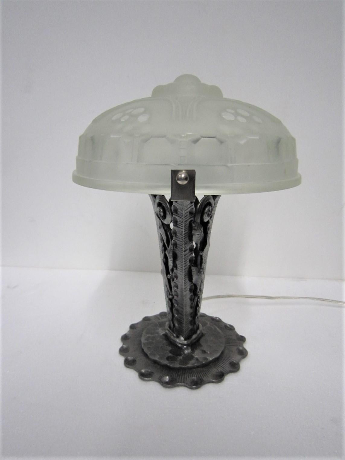 Important French Art Deco Sabino Table Lamp Hammered Iron and Frosted Art Glass For Sale 1