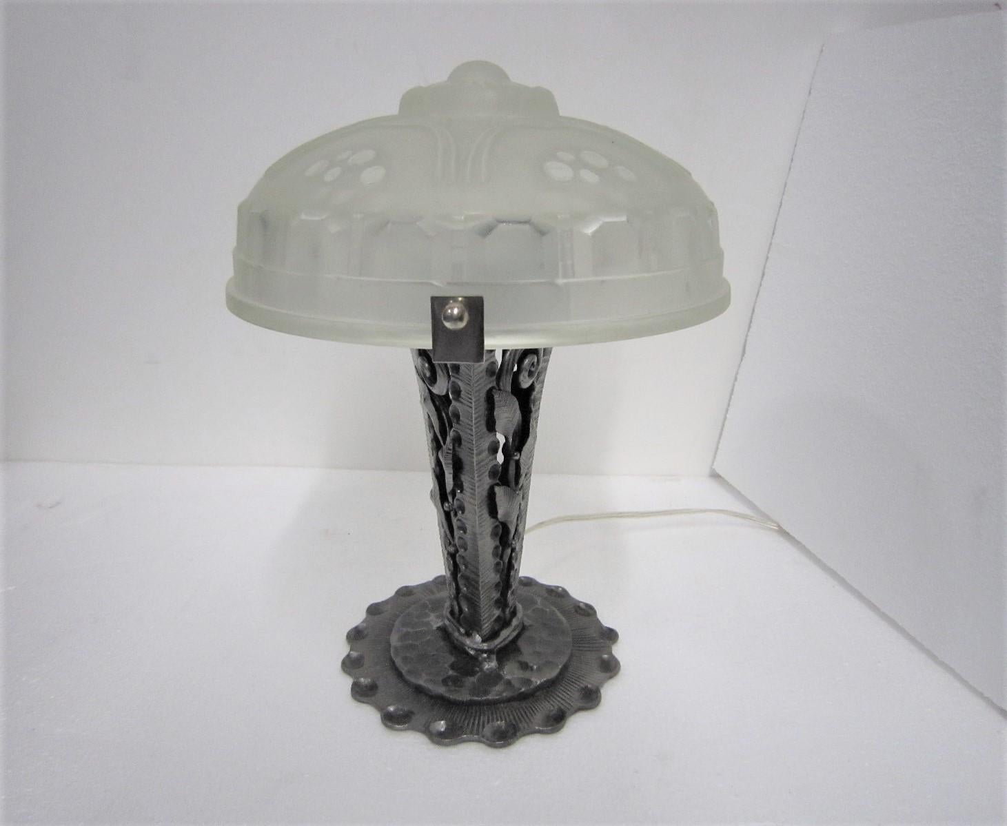 Important French Art Deco Sabino Table Lamp Hammered Iron and Frosted Art Glass For Sale 2