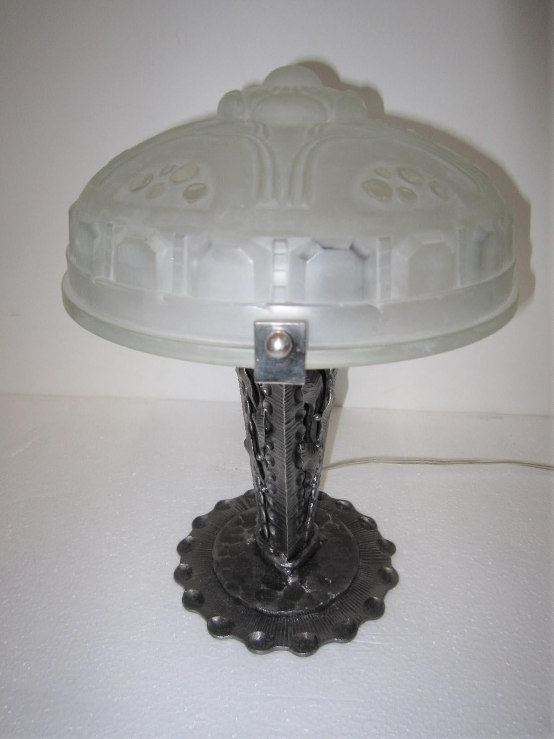 Important French Art Deco Sabino Table Lamp Hammered Iron and Frosted Art Glass For Sale 3