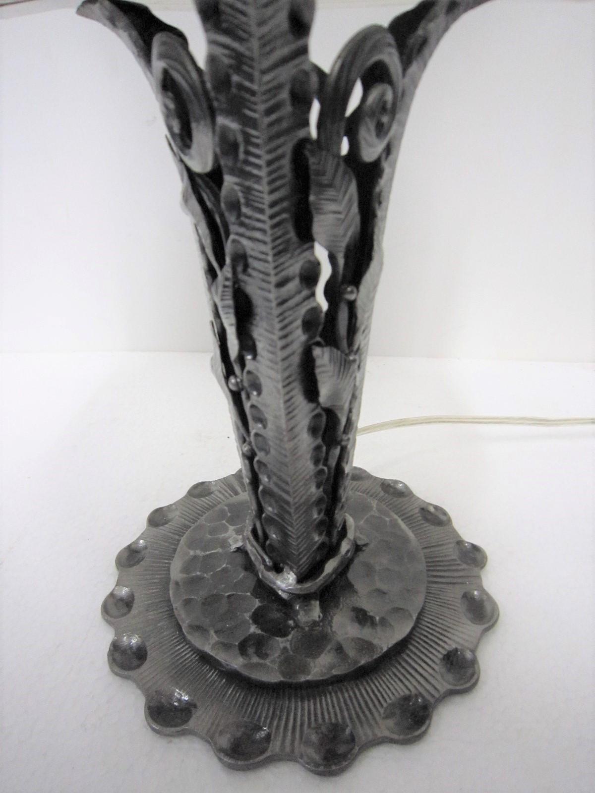 Sabino, bedeutende französische Art-Déco-Tischlampe aus gehämmertem Eisen und mattiertem Kunstglas, Art déco im Angebot 3
