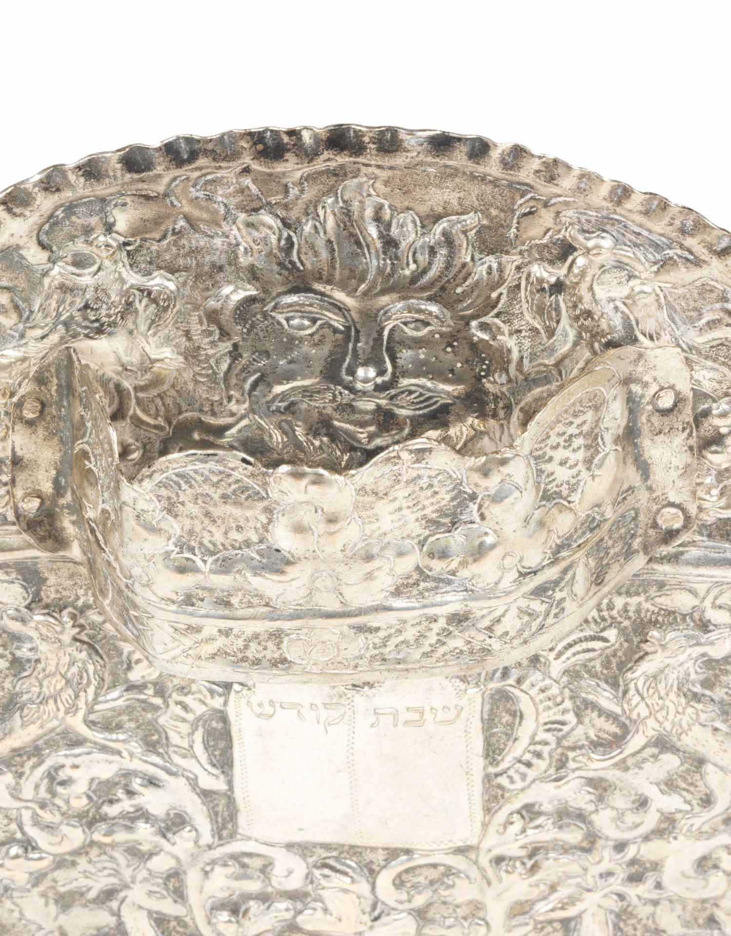Un importante scudo della Torah in argento della Galizia (Tas), XVIII secolo in vendita 2