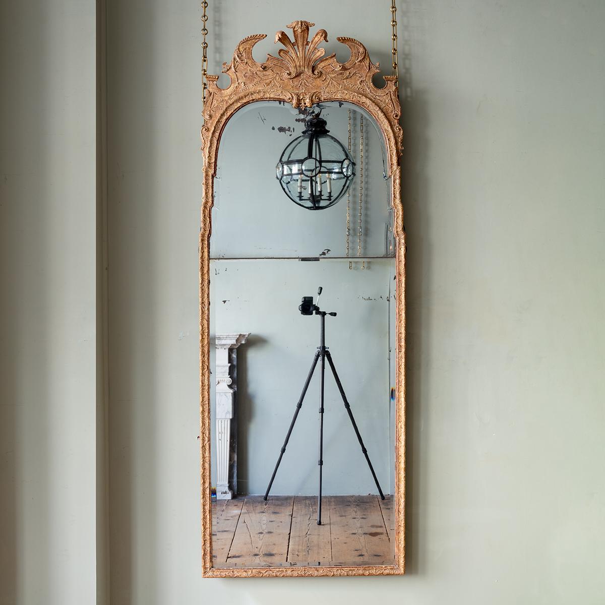 XVIIIe siècle Important miroir d'embarcadère en bois doré sculpté de style George I, attribuable à l'artiste. John Belchier en vente