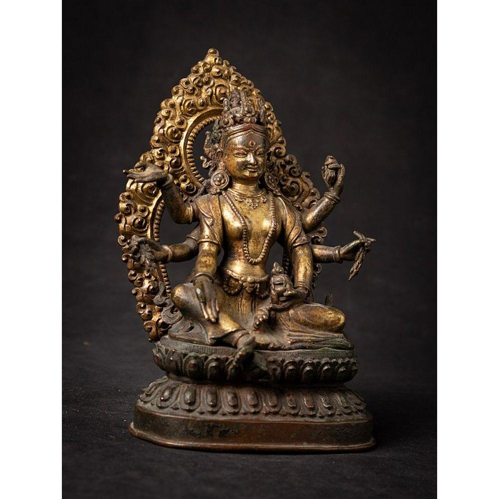 Eine bedeutende Gild-Bronzefigur des Vasudhara aus Nepal im Angebot 1