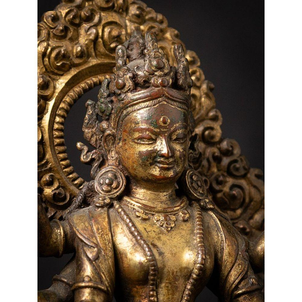 Eine bedeutende Gild-Bronzefigur des Vasudhara aus Nepal im Angebot 3