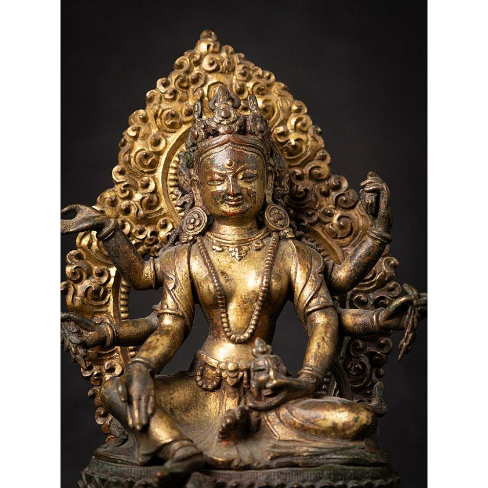 Eine bedeutende Gild-Bronzefigur des Vasudhara aus Nepal im Angebot 4