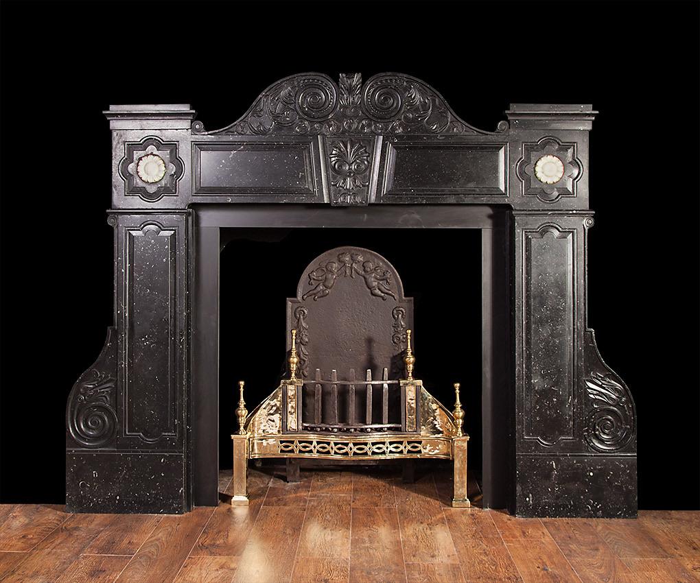 Una importantísima y magnífica chimenea antigua de mármol fósil de Kilkenny de Jorge II. Diseñado y fabricado por William Colles en 1751 para el salón de Castlemorris, Co. Kilkenny, Irlanda.

A excepción de los dos rosetones blancos, toda la