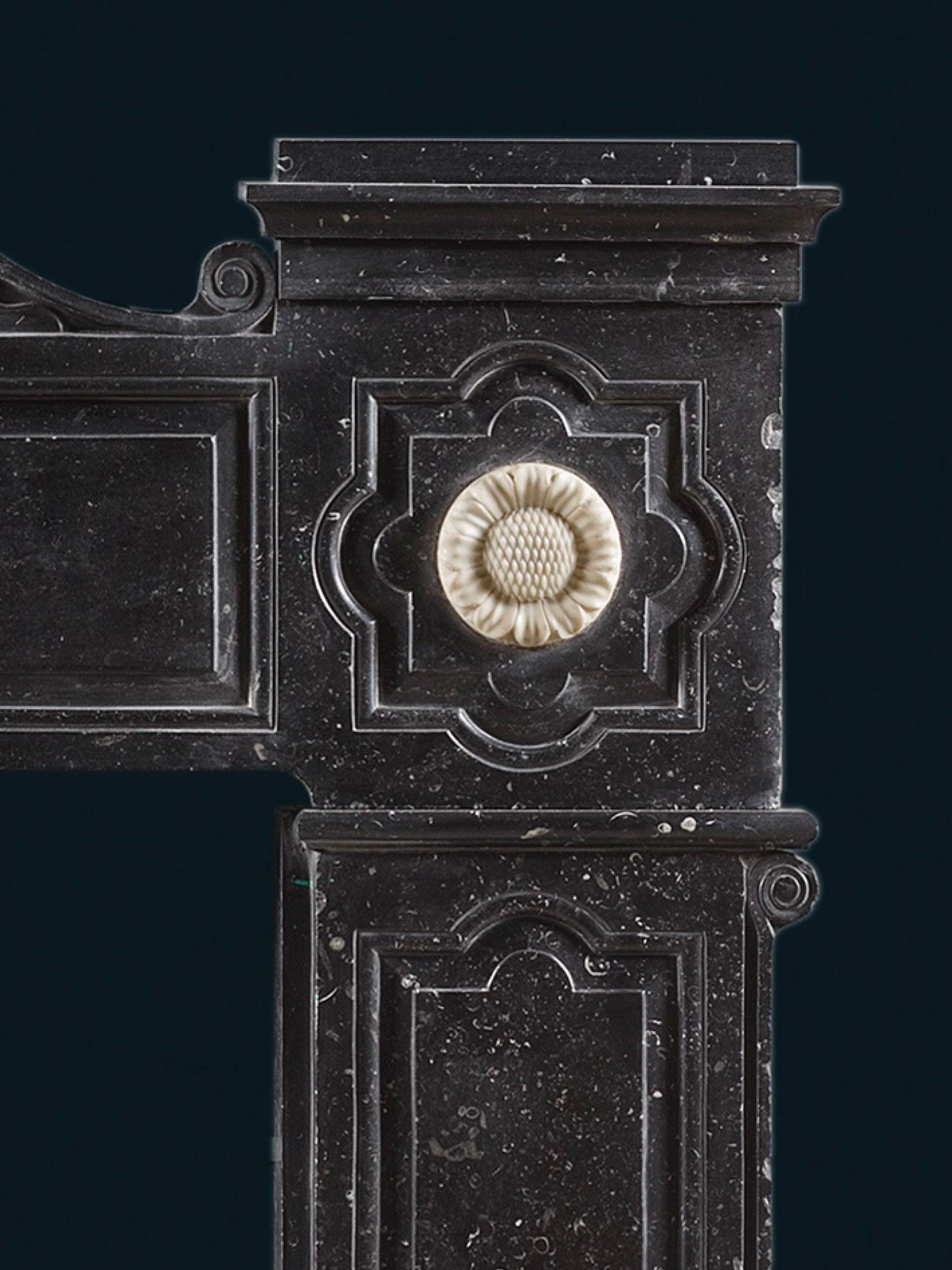 Una importante chimenea irlandesa de Jorge II, de mármol fósil negro de Kilkenny Irlandés en venta