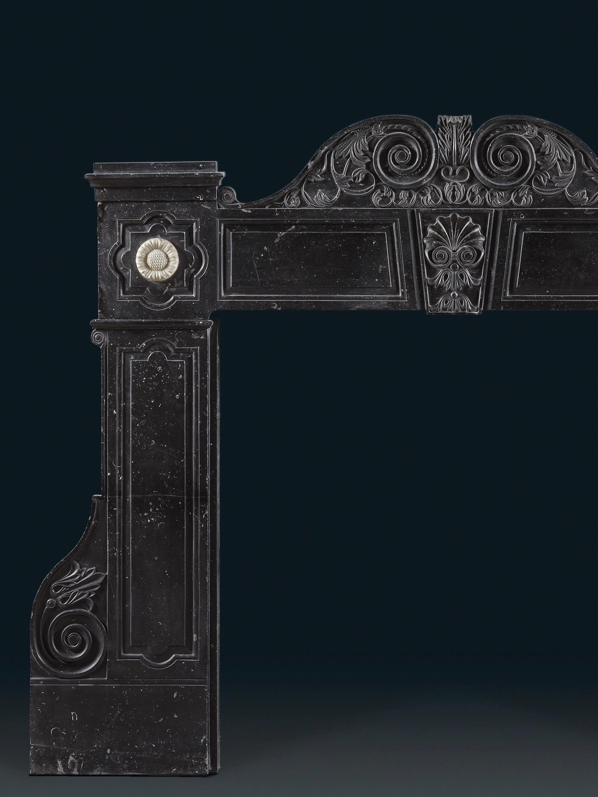 Una importante chimenea irlandesa de Jorge II, de mármol fósil negro de Kilkenny Tallado en venta