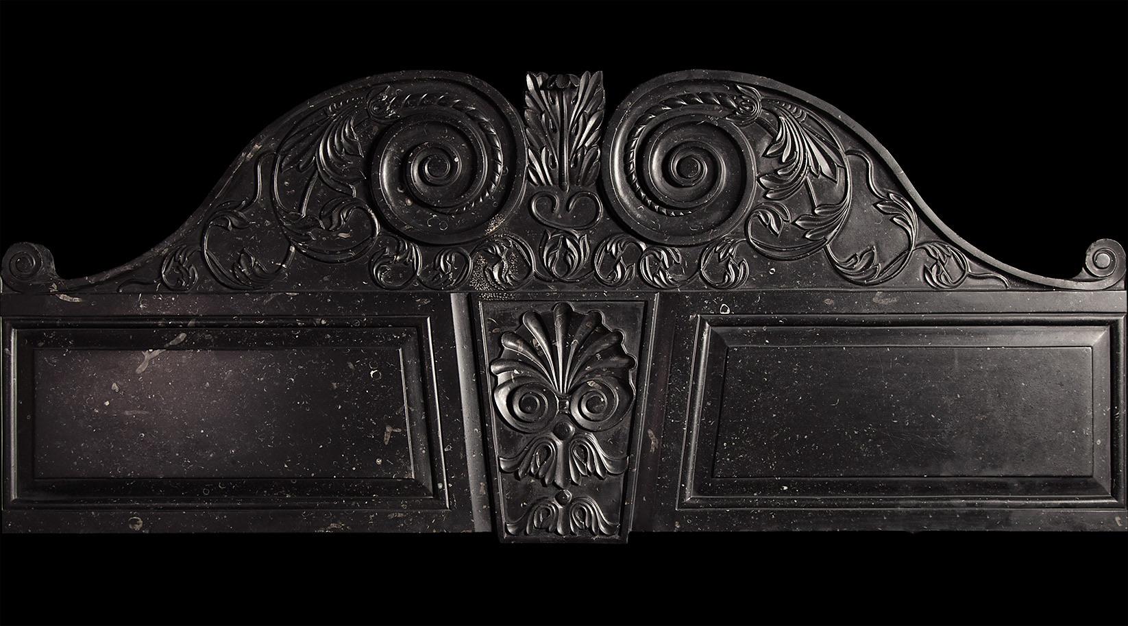 Una importante chimenea irlandesa de Jorge II, de mármol fósil negro de Kilkenny en Bueno estado para la venta en London, GB