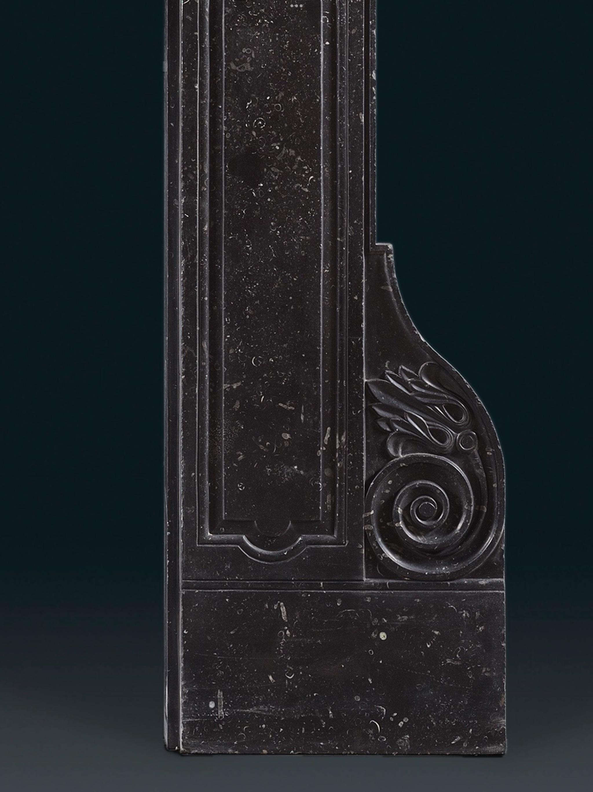 Una importante chimenea irlandesa de Jorge II, de mármol fósil negro de Kilkenny siglo XVIII en venta