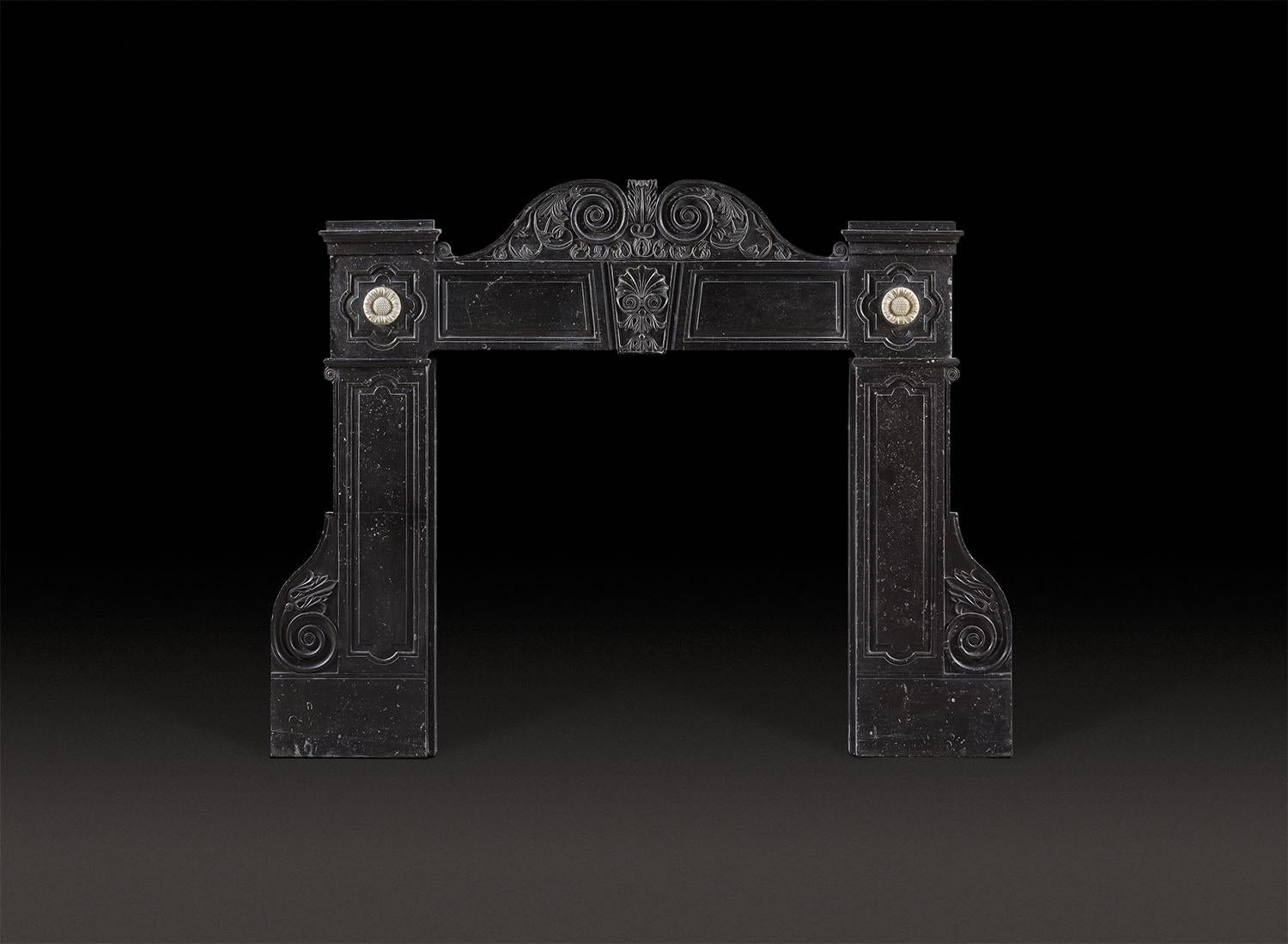 Una importante chimenea irlandesa de Jorge II, de mármol fósil negro de Kilkenny en venta 2
