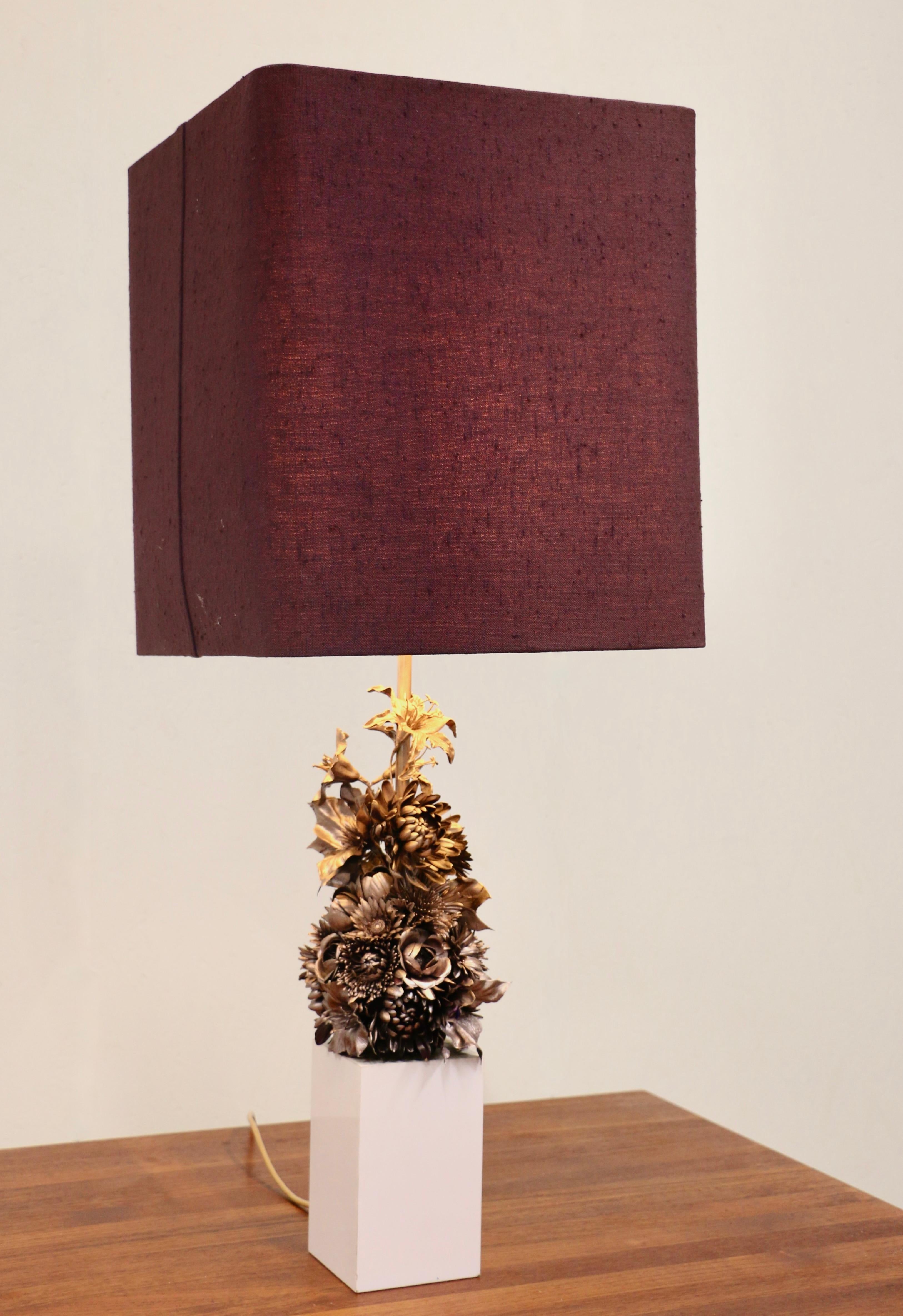 Eine wichtige Lampe, die mit einem Blumenstrauß aus Bronze und Silber verziert ist. Sockel aus Melaminholz. Original burgunderroter Leinenschirm. Frankreich 70er Jahre.