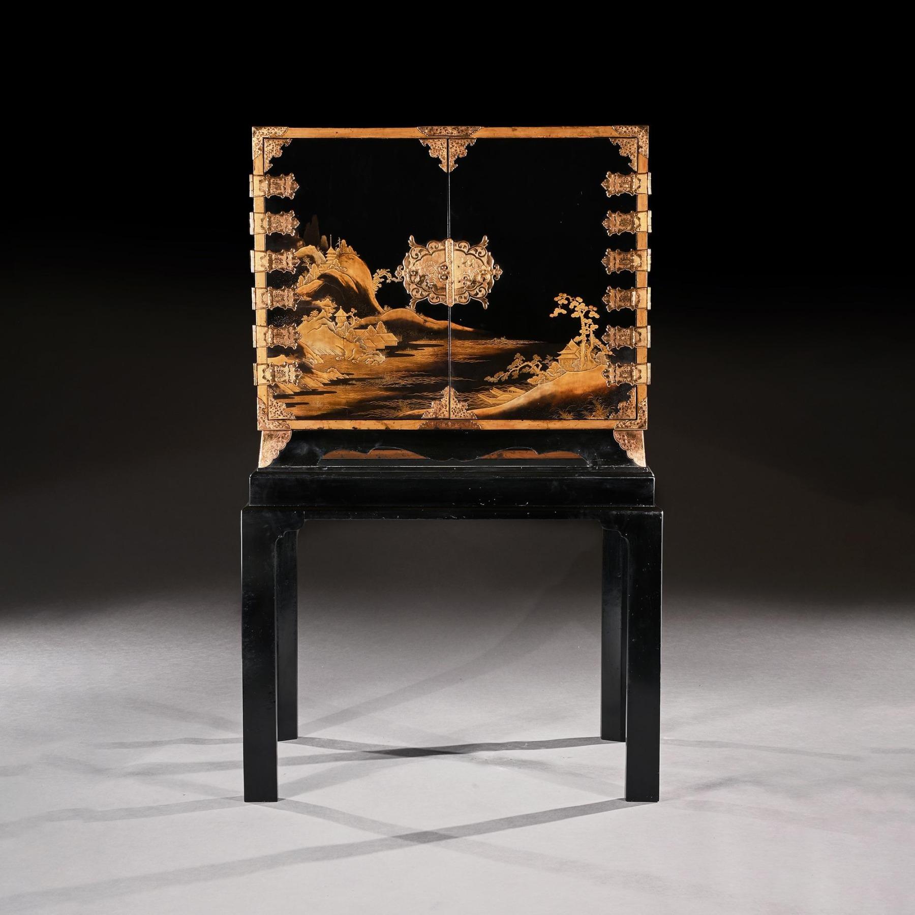 Armario lacado japonés de finales del siglo XVII, extremadamente fino, elegante y raro, del periodo Eco, sobre peana negra lacada posterior.

Japonés, hacia 1690

Procedencia

Una colección privada escocesa

Este extraordinario armario es una