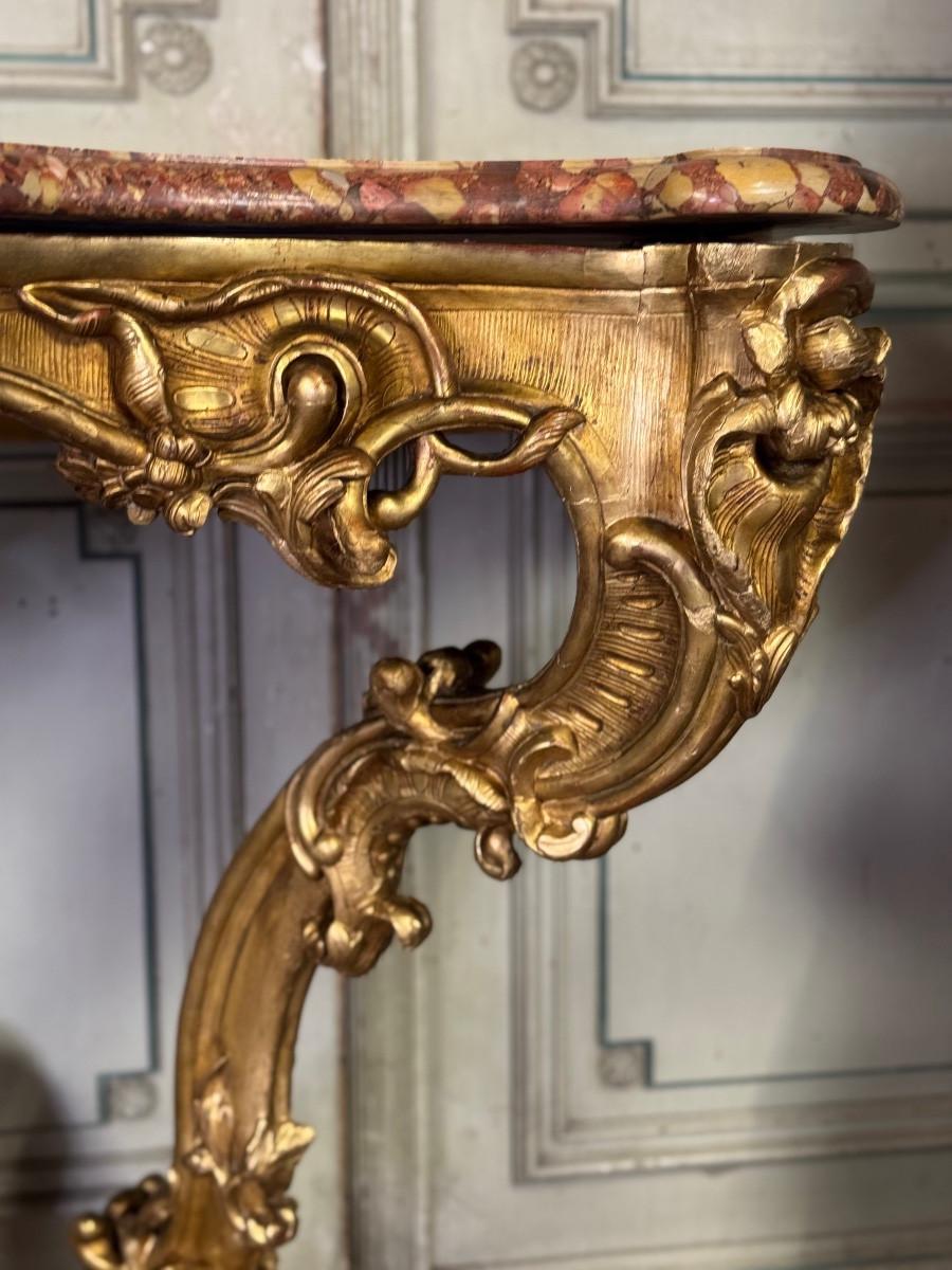 An important Louis XV carved and gilded wood and Breche d'Alep marble console ta For Sale 4