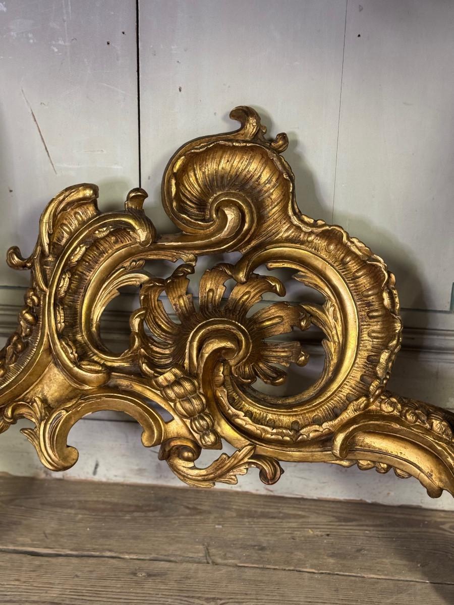 An important Louis XV carved and gilded wood and Breche d'Alep marble console ta For Sale 6