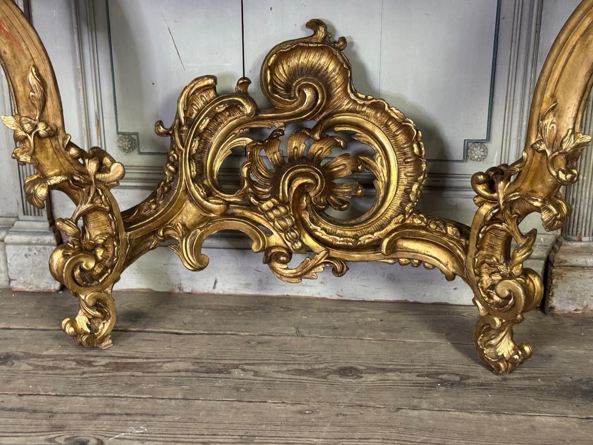 An important Louis XV carved and gilded wood and Breche d'Alep marble console ta In Excellent Condition For Sale In Honnelles, WHT