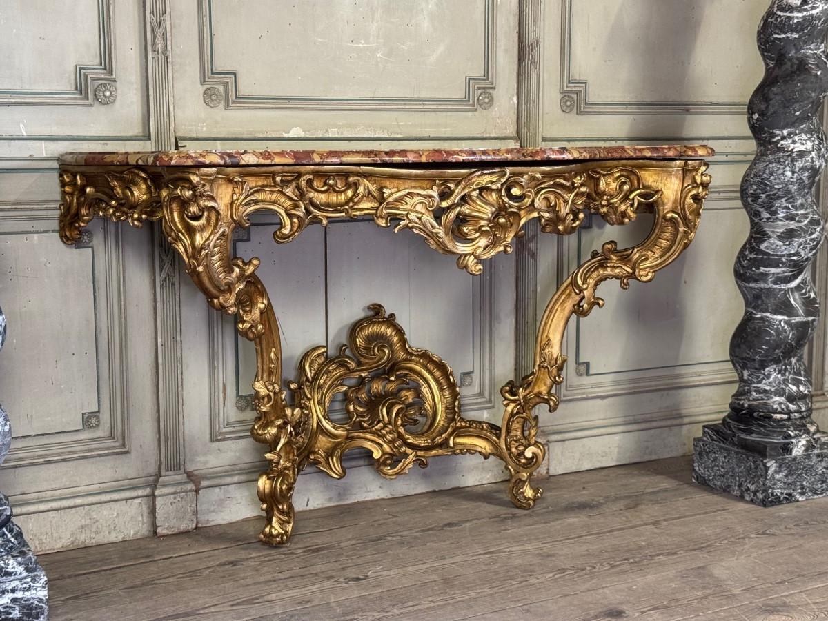 18th Century and Earlier An important Louis XV carved and gilded wood and Breche d'Alep marble console ta For Sale