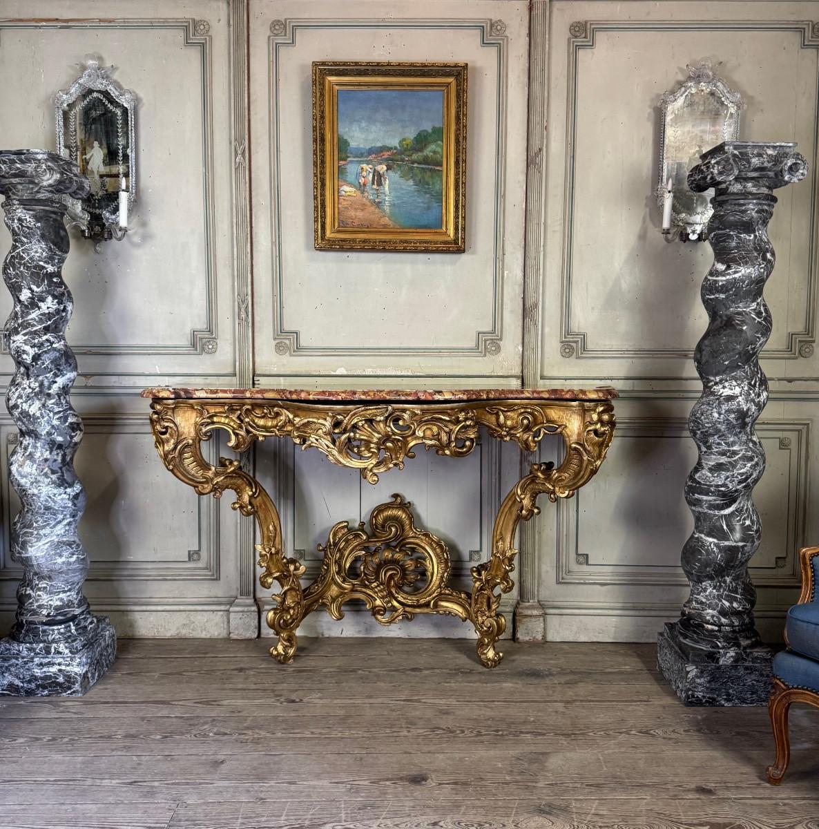 An important Louis XV carved and gilded wood and Breche d'Alep marble console ta For Sale 3