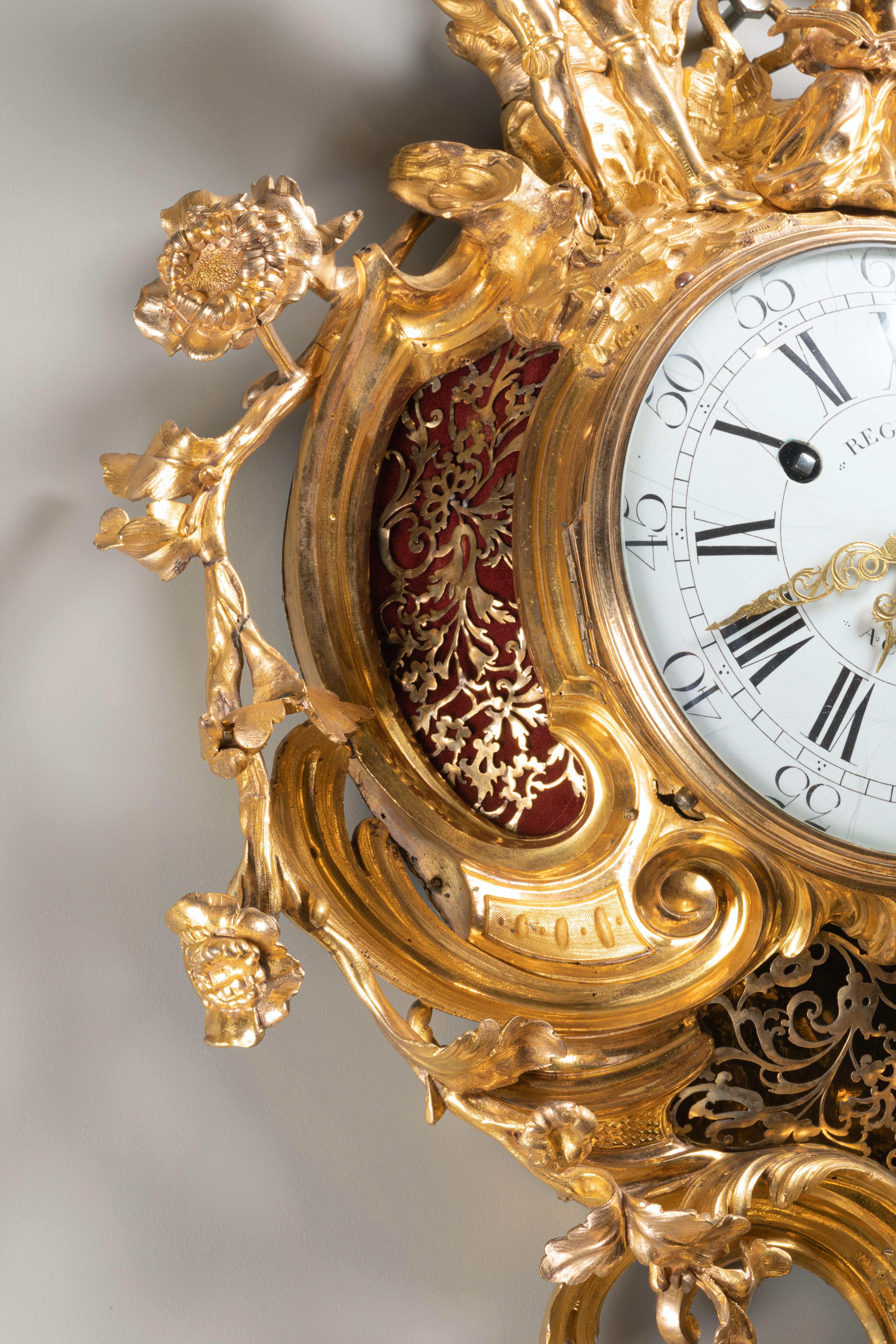 Une impressionnante horloge à cartel ornée de musiciens
Bronze doré
Période Louis XV, vers 1760

Mecan par J. B. Regnauld (1733-1809) horloger à Châlons sur Marne
Bronze doré attribué à Jean-Joseph de Saint-Germain (1719-1791)
Excellent état