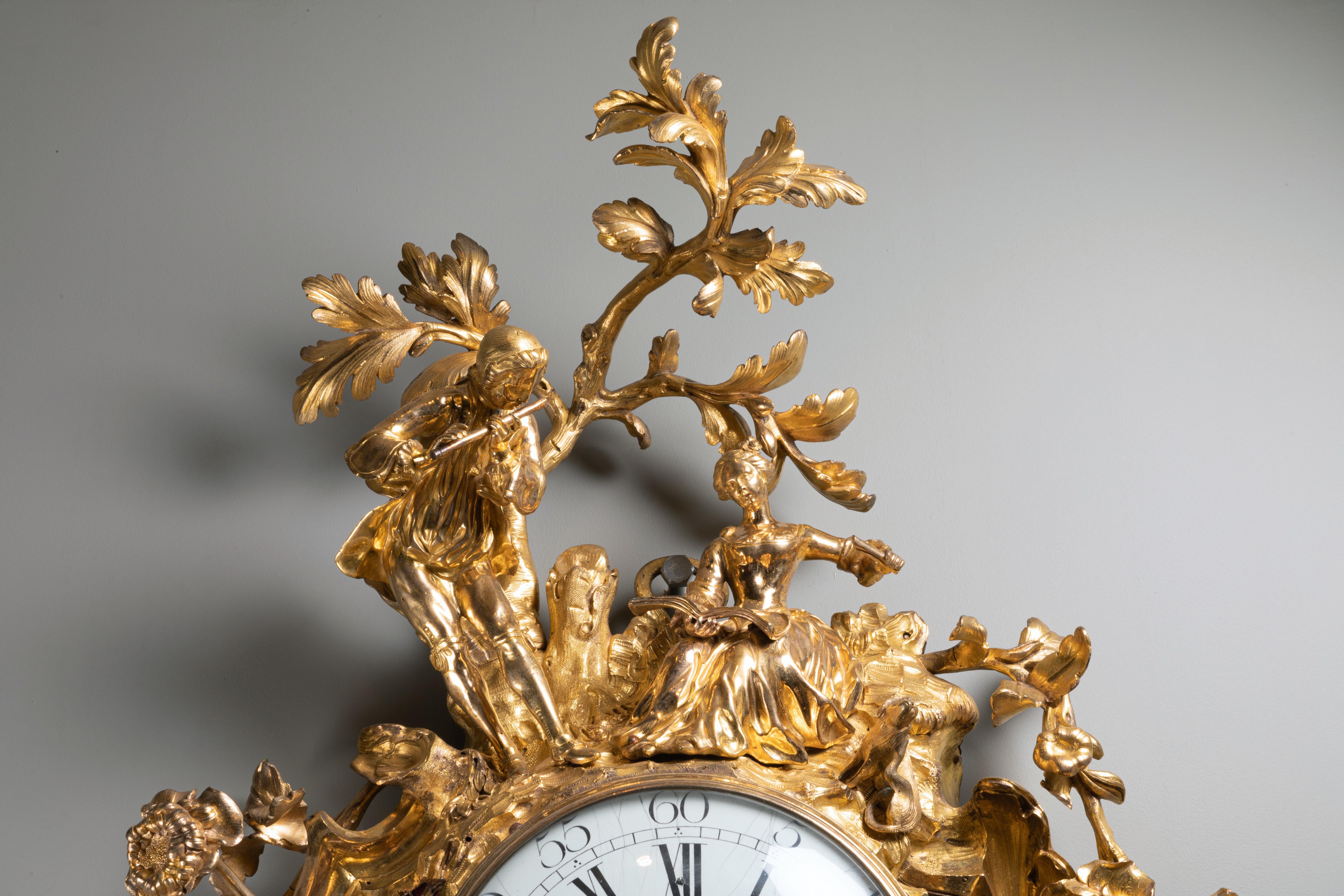 Français Importante horloge de support Louis XV en bronze doré représentant des musiciens en vente