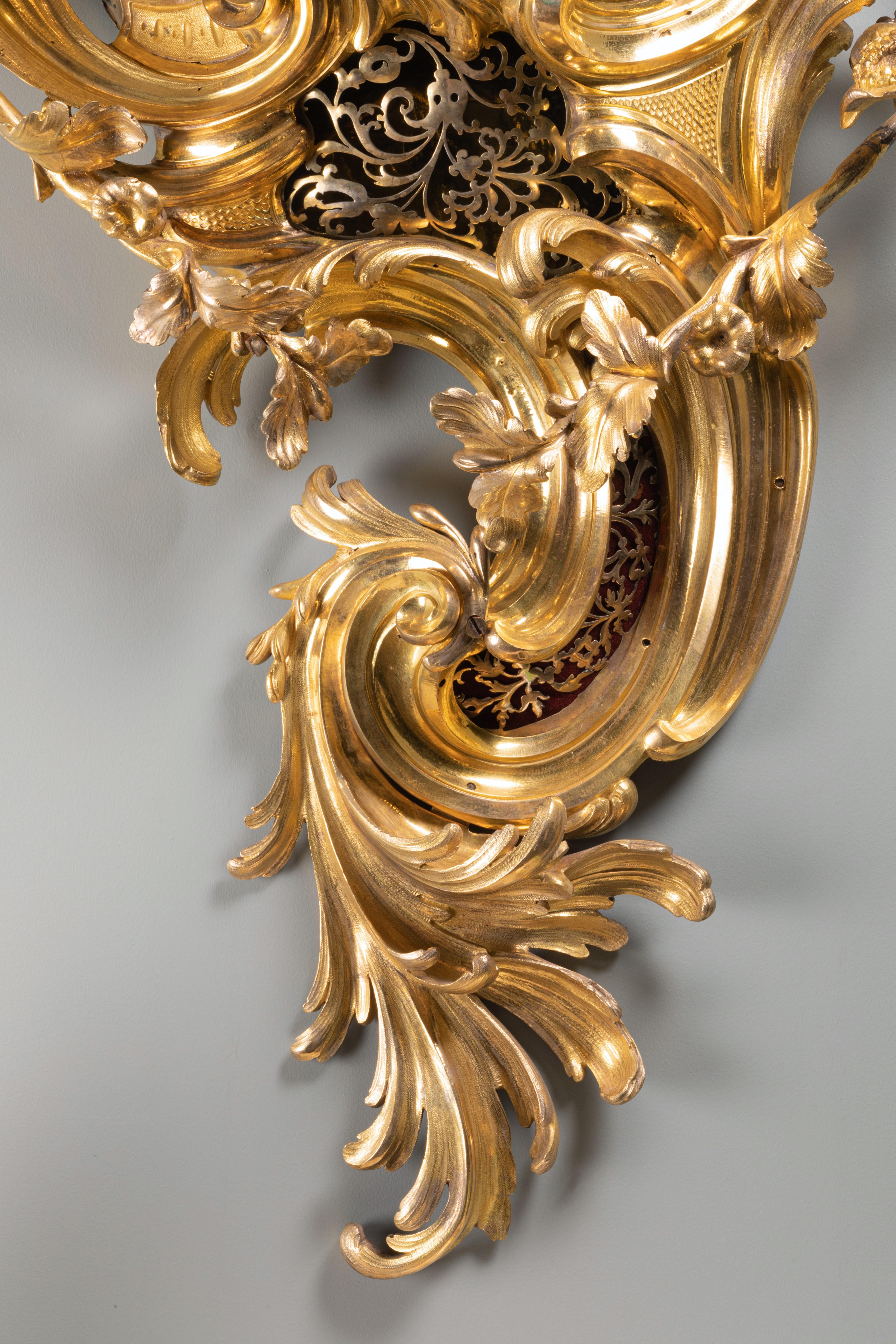 Doré Importante horloge de support Louis XV en bronze doré représentant des musiciens en vente