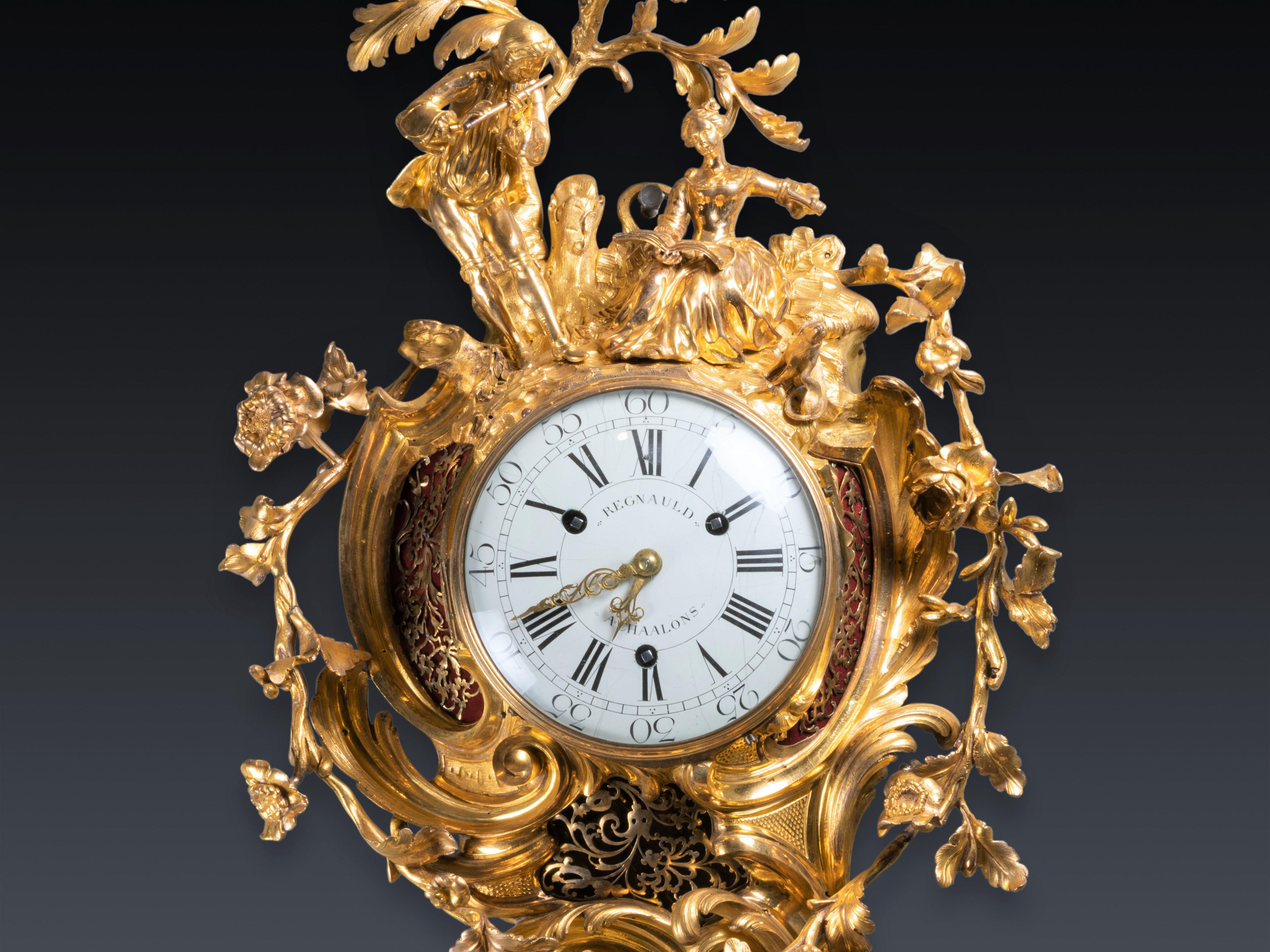 An Important Louis XV gilt bronze bracket clock with musicians In Fair Condition For Sale In PARIS, FR