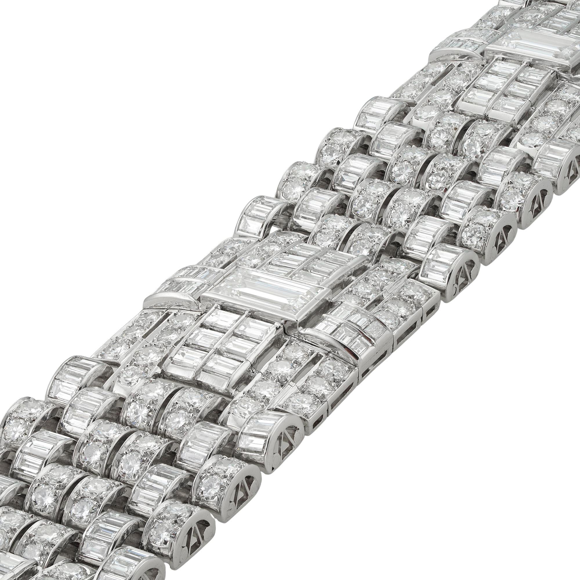 Importante bracciale in platino e diamanti della metà del XX secolo, composto da tre pannelli dal design geometrico, ciascuno incastonato centralmente con un grande diamante di taglio rettangolare, il più grande del peso stimato di 2,15 carati, gli