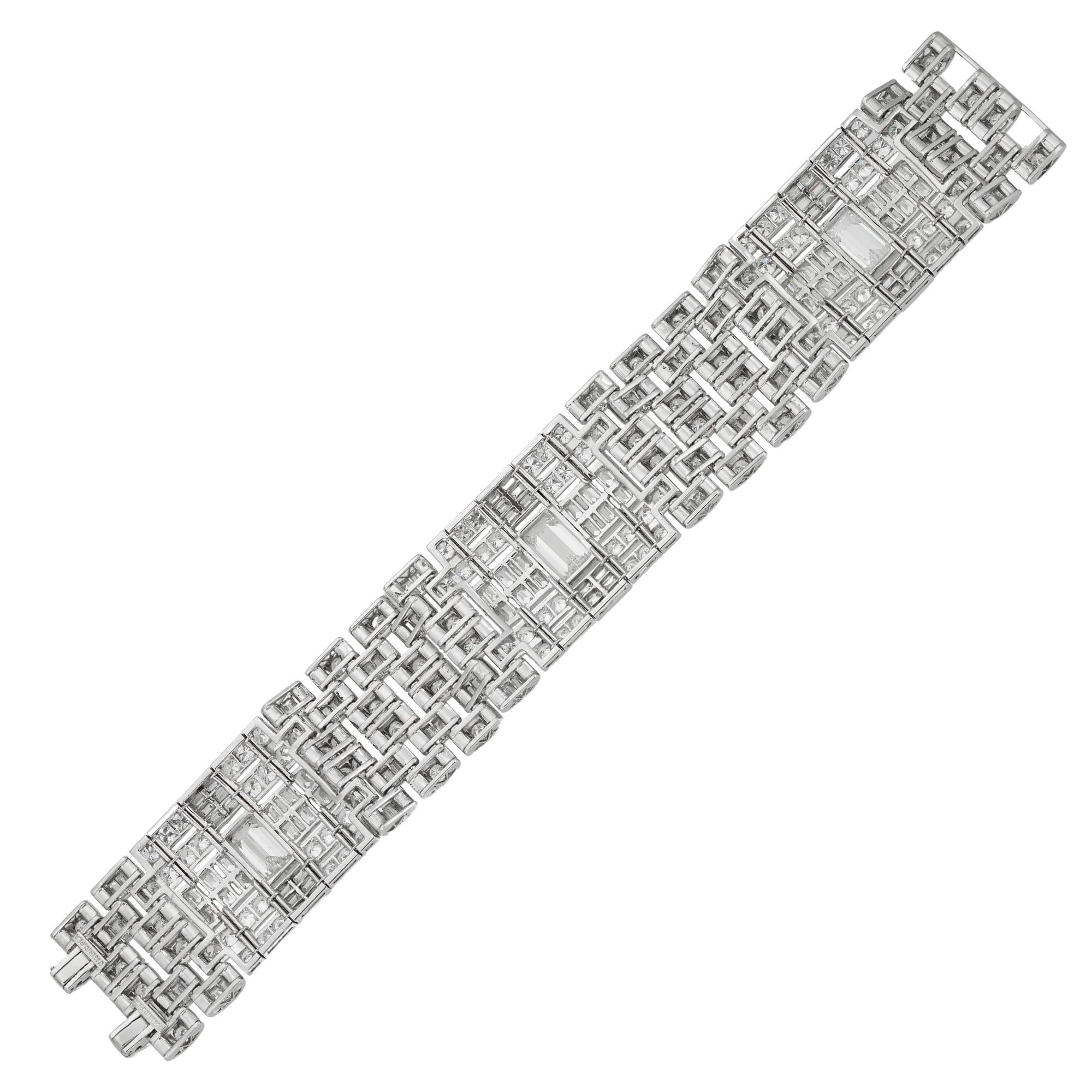 Un importante bracciale di diamanti e platino della metà del XX secolo In condizioni buone in vendita a London, GB