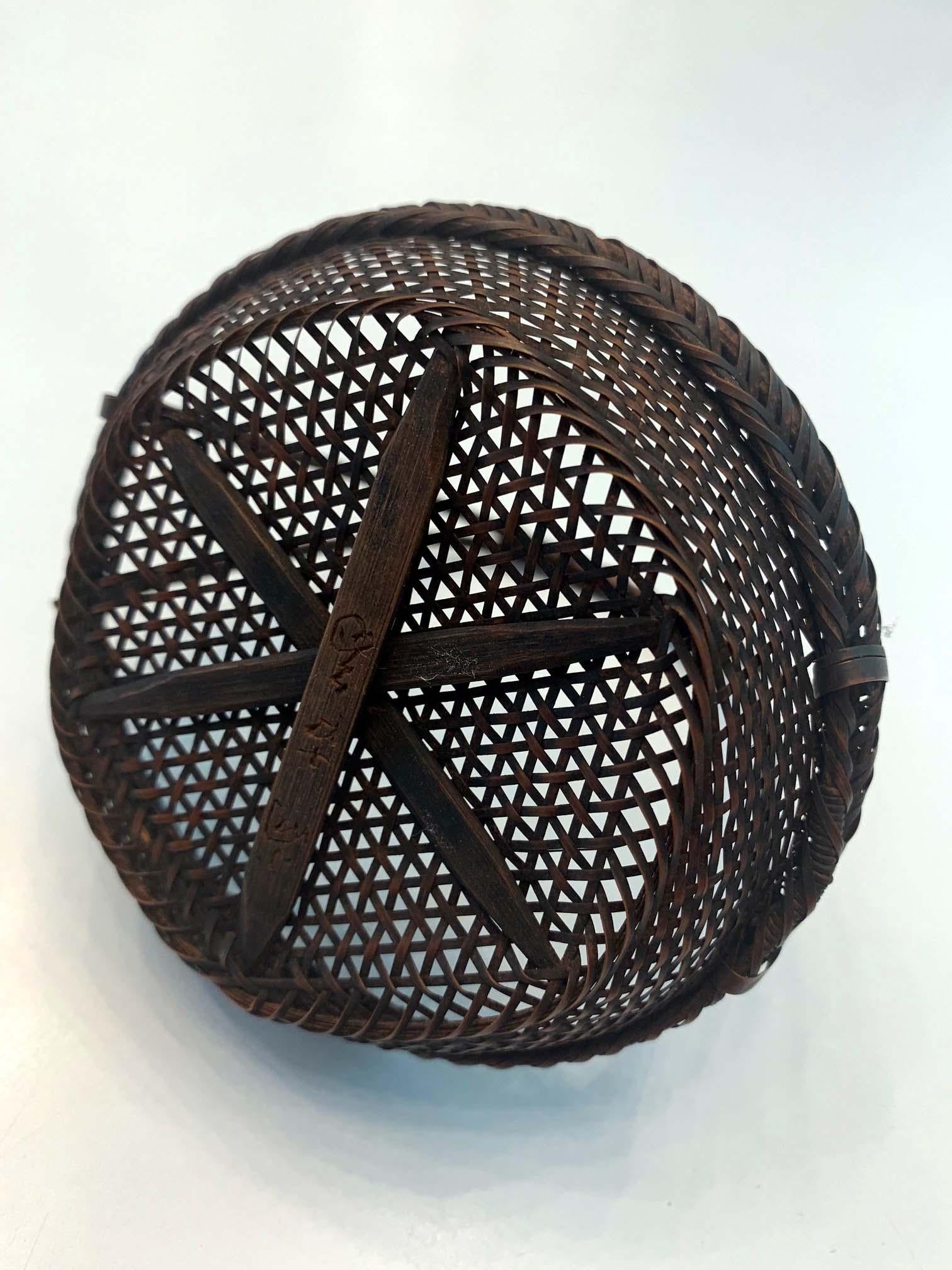 Important Miniature Japanese Bamboo Basket by Hayakawa Shokosai I For Sale 4