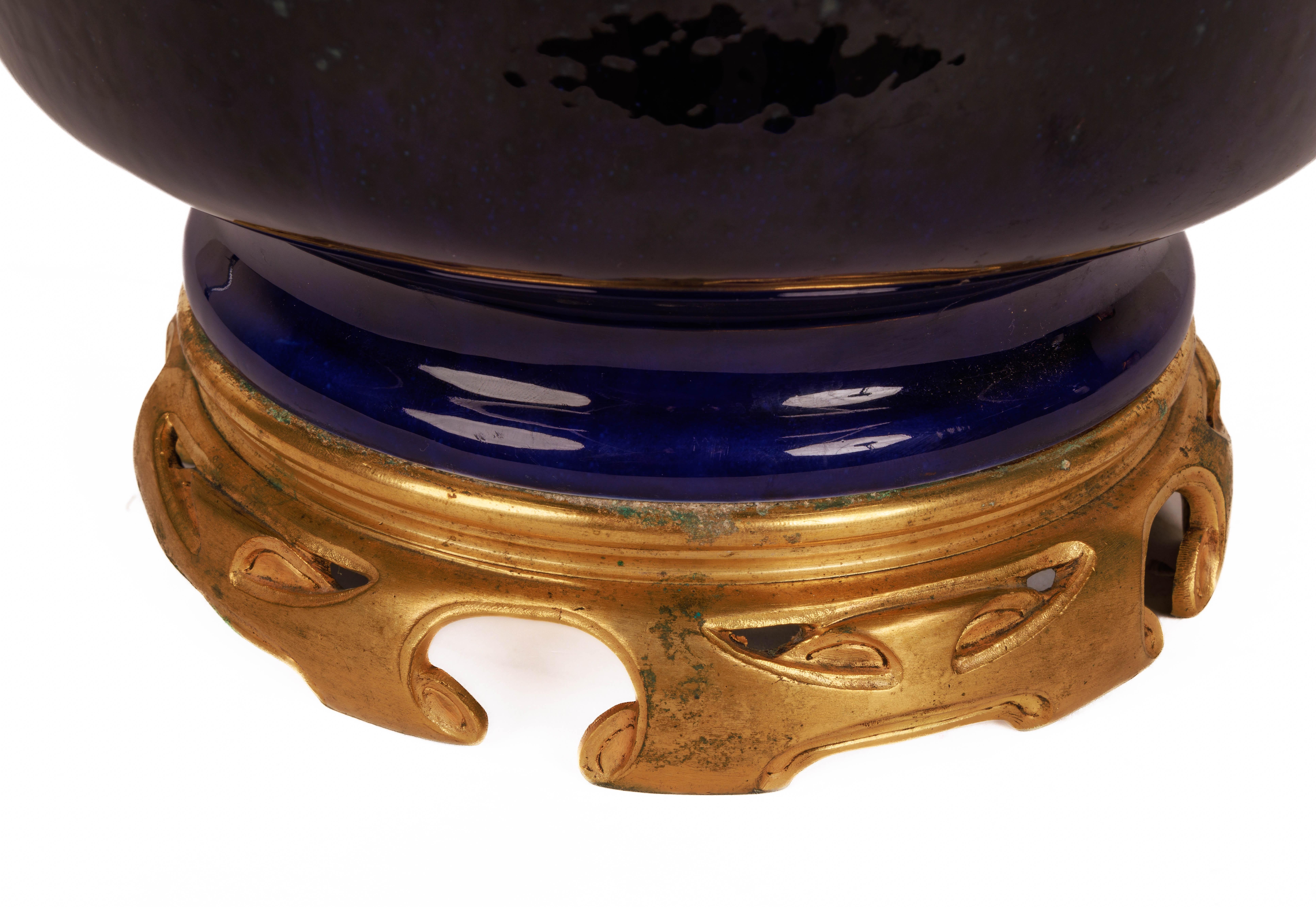 Importante vaso monumentale in ceramica Art Nouveau con montatura in ormolu 