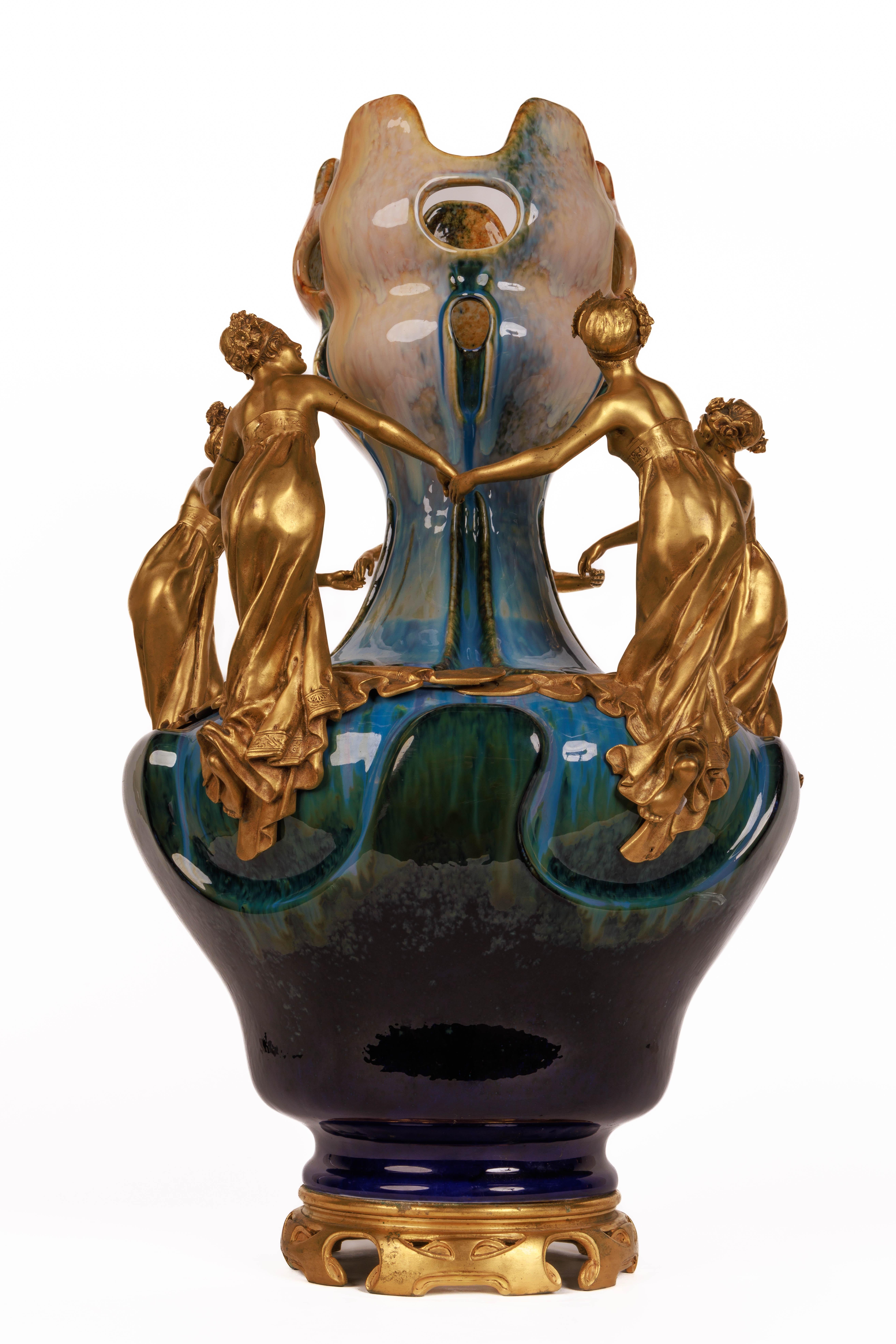 Art nouveau Important vase monumental en céramique Art Nouveau monté en bronze doré « Exhibition »  en vente