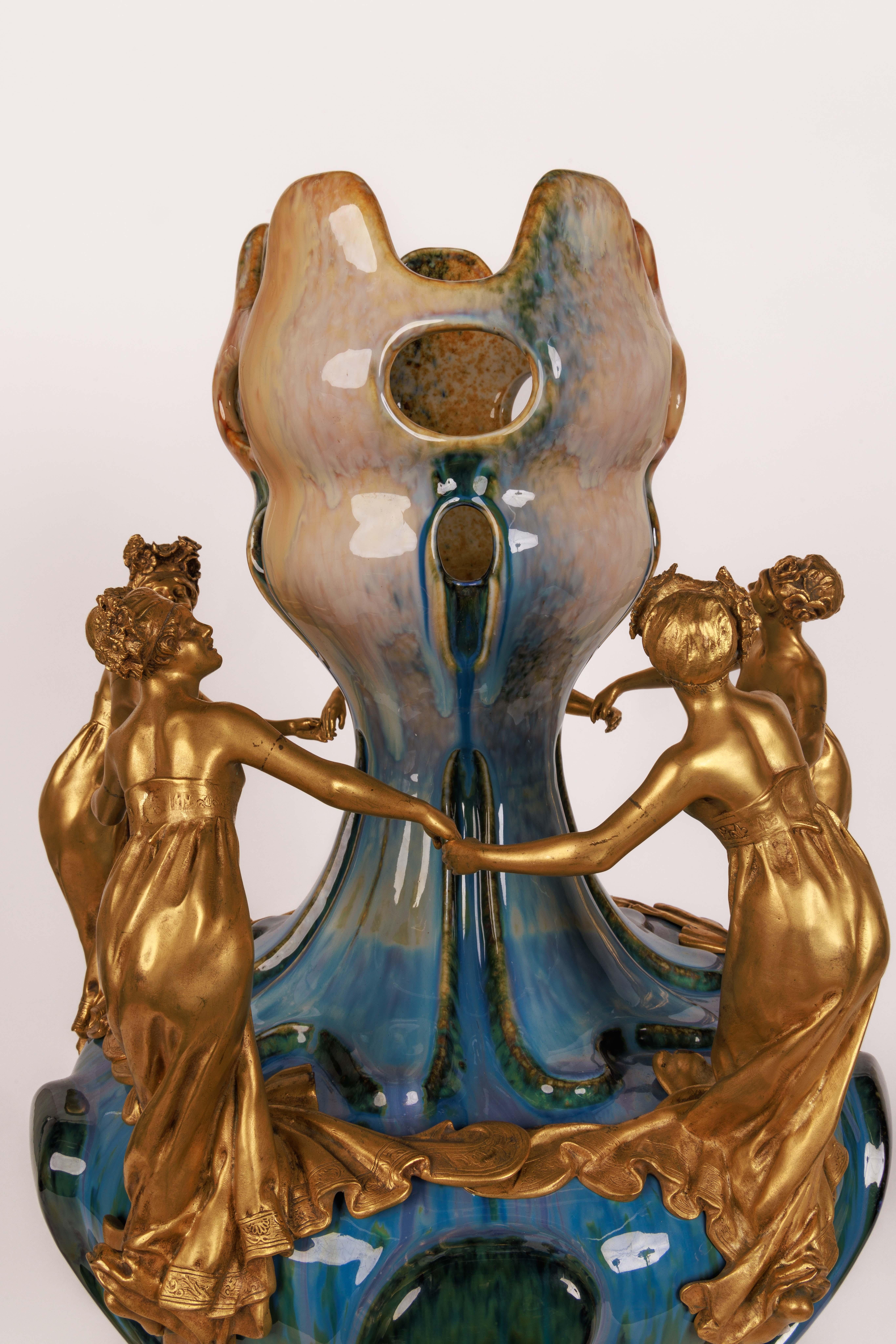 Important vase monumental en céramique Art Nouveau monté en bronze doré « Exhibition »  Bon état - En vente à New York, NY