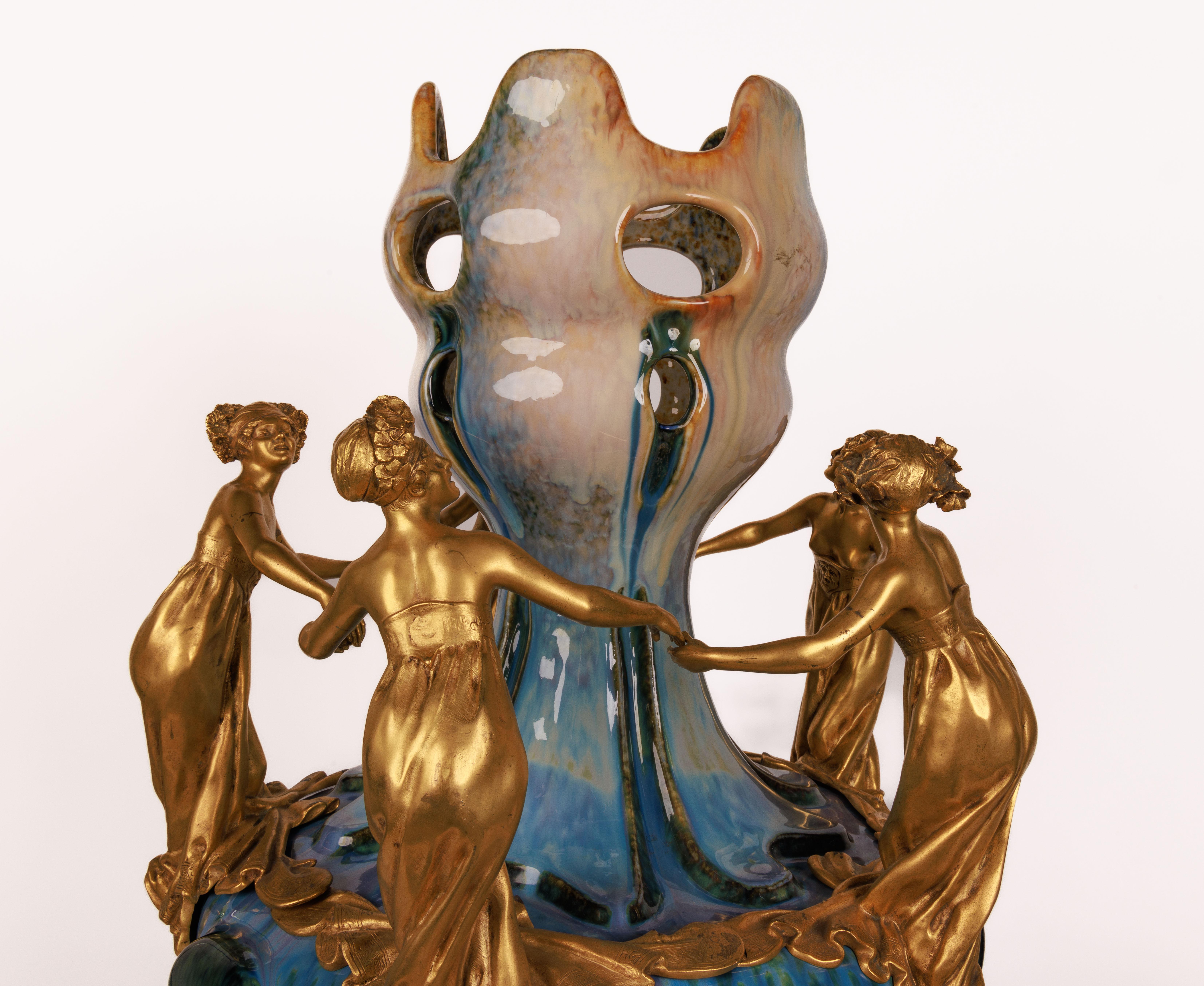 XIXe siècle Important vase monumental en céramique Art Nouveau monté en bronze doré « Exhibition »  en vente