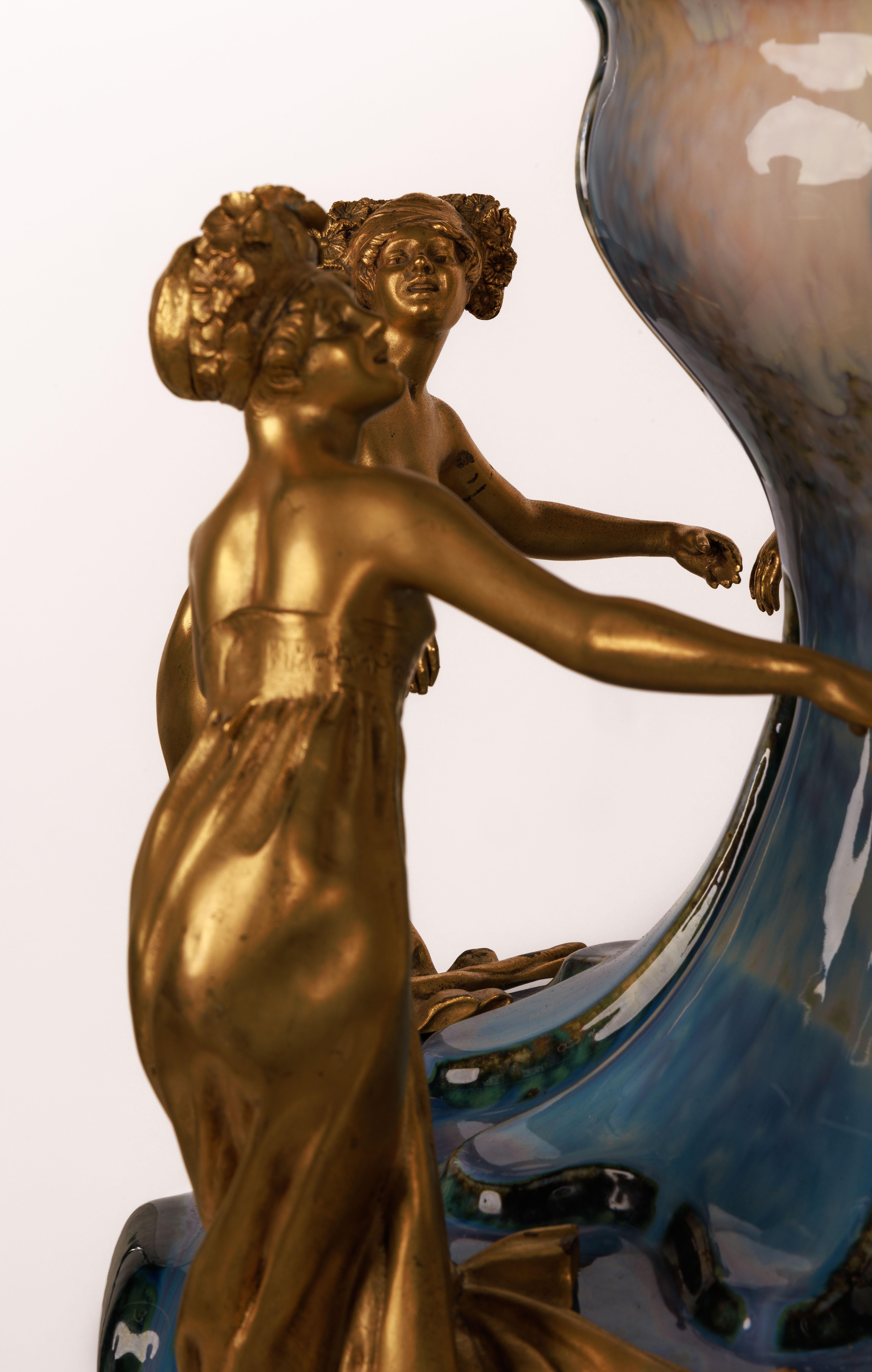 Important vase monumental en céramique Art Nouveau monté en bronze doré « Exhibition »  en vente 1