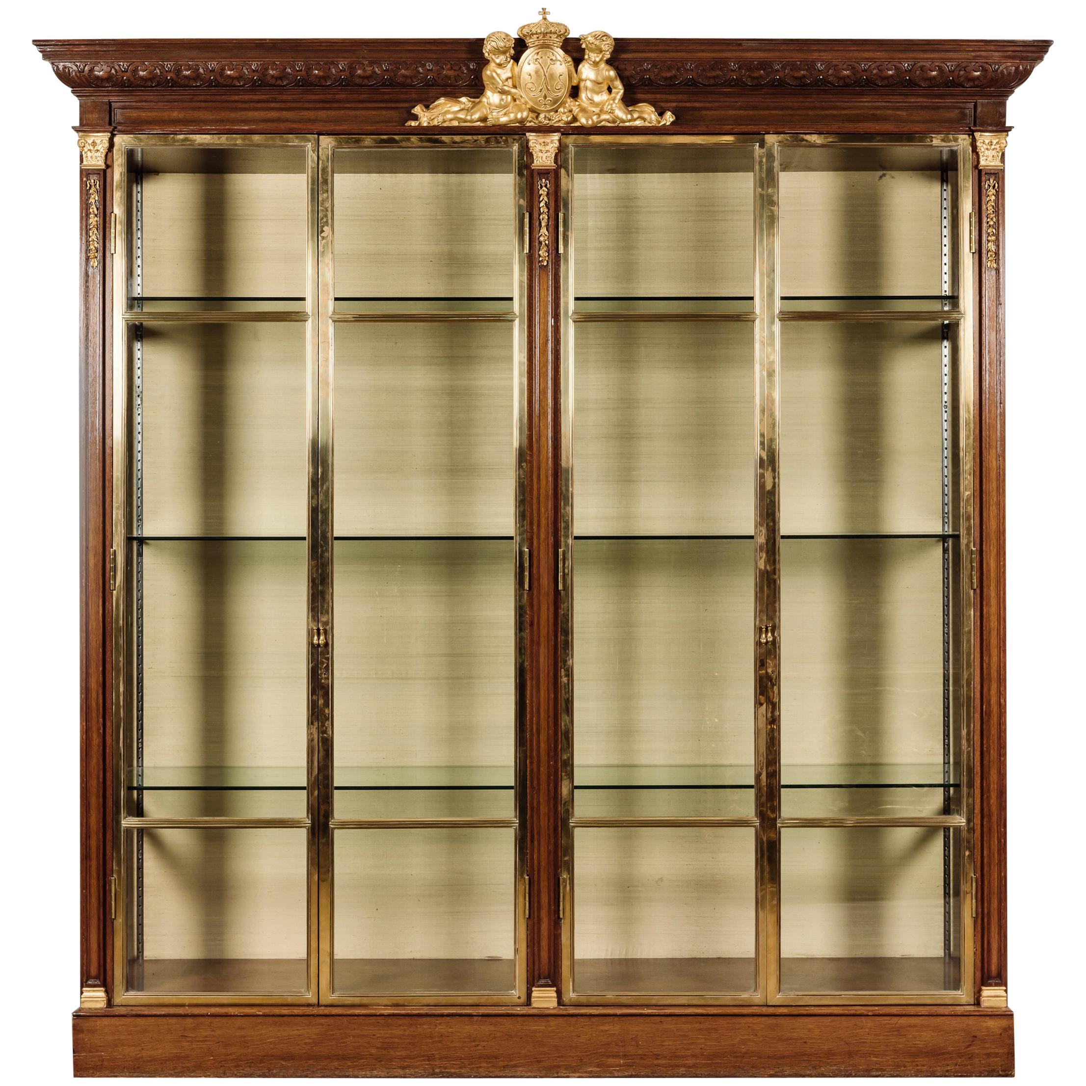 Viertürige Grande-Vitrine aus Eiche, vergoldetem Holz und Bronze, um 1870 im Angebot