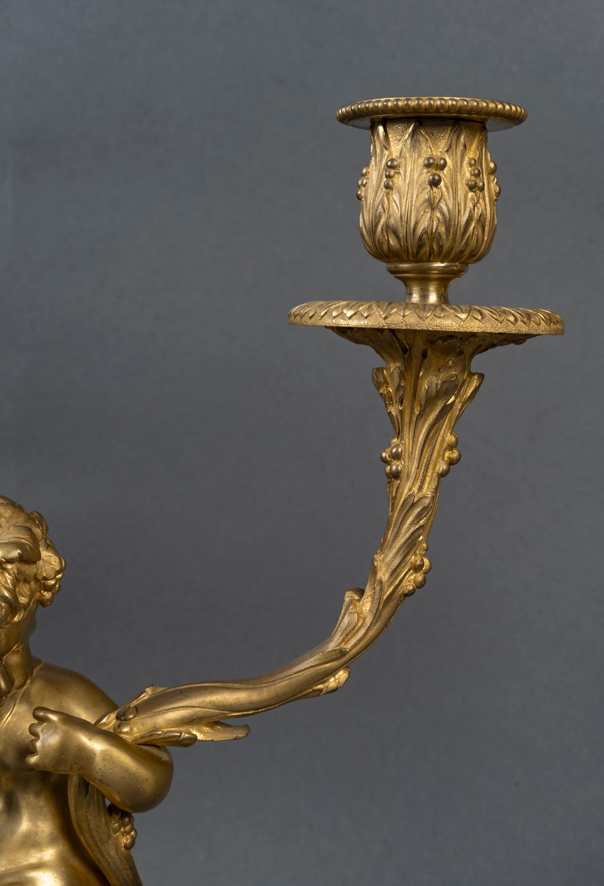 Importante pareja de candelabros con bebés del siglo XIX, época Napoleón III Francés en venta