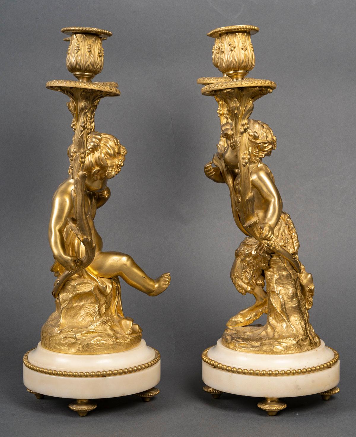Importante pareja de candelabros con bebés del siglo XIX, época Napoleón III en Bueno estado para la venta en Saint-Ouen, FR