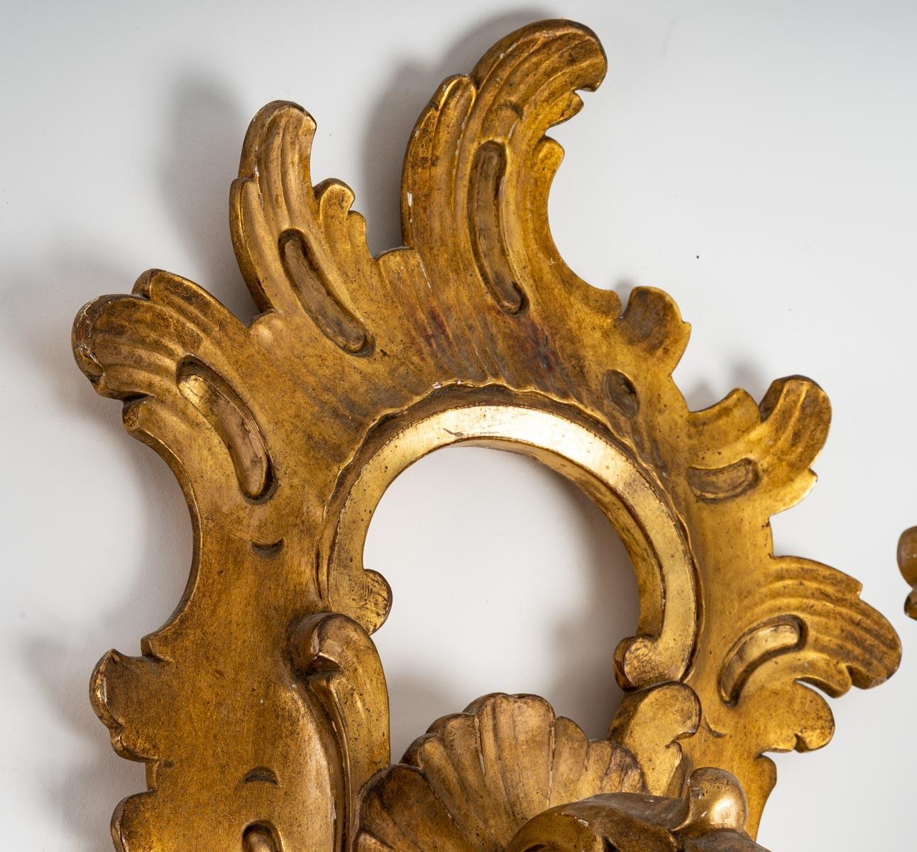 Wandleuchten aus vergoldetem Holz, 19. Jahrhundert, Paar (Vergoldet) im Angebot