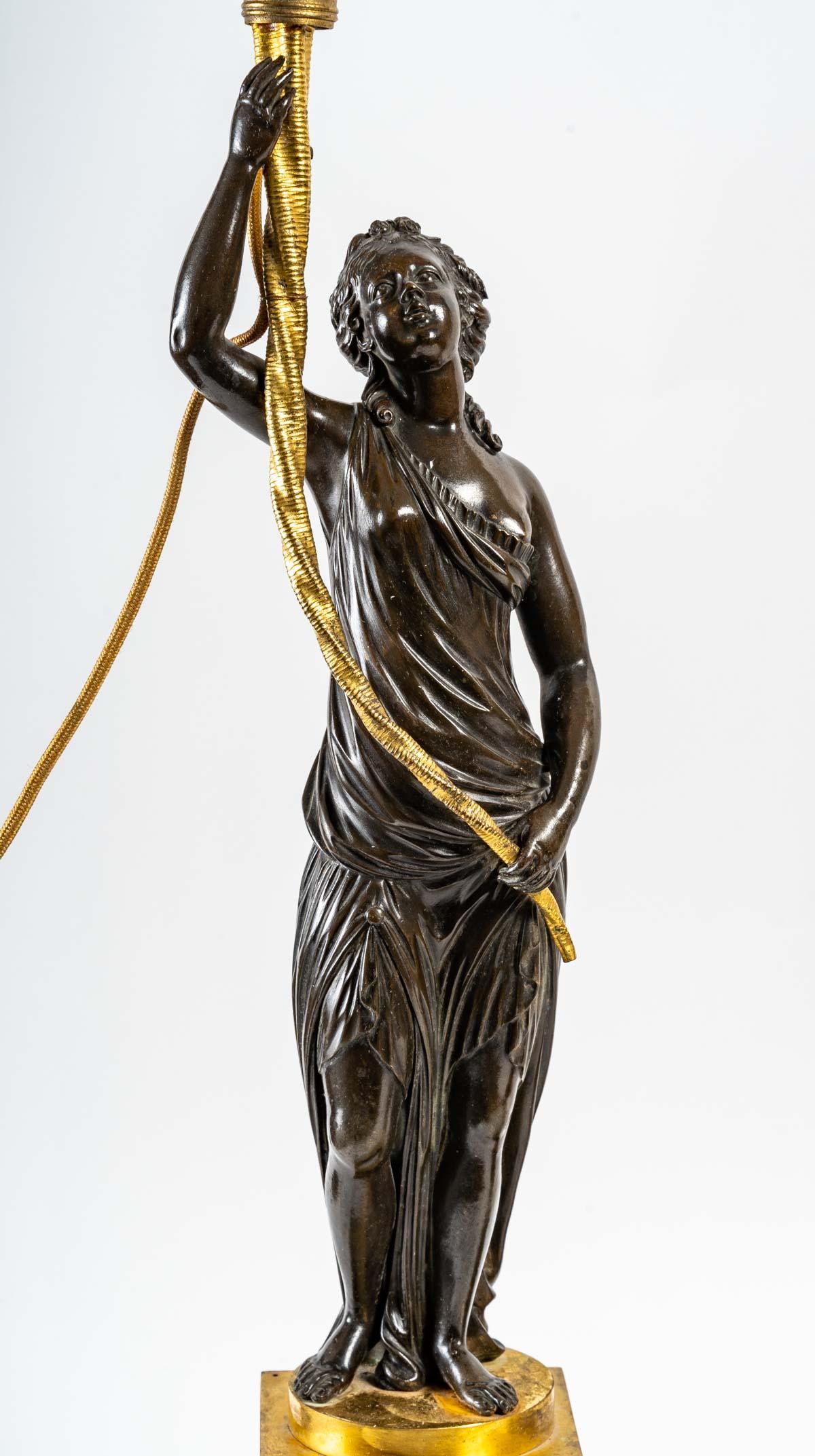 Ein bedeutendes Paar schwarzer Kandelaber aus patinierter Bronze und vergoldeter Bronze im Zustand „Gut“ im Angebot in Saint-Ouen, FR