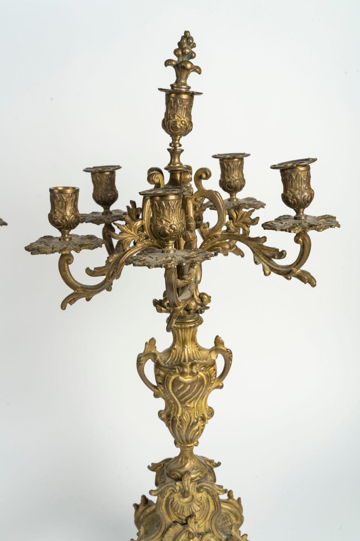 Ein bedeutendes Paar Bronzekandelaber aus dem 19. Jahrhundert.

Ein Paar Bronzekandelaber aus der Zeit Napoleons III., 19. Jahrhundert, eine Schale und eine Untertasse fehlen.
H: 68cm, T: 37cm