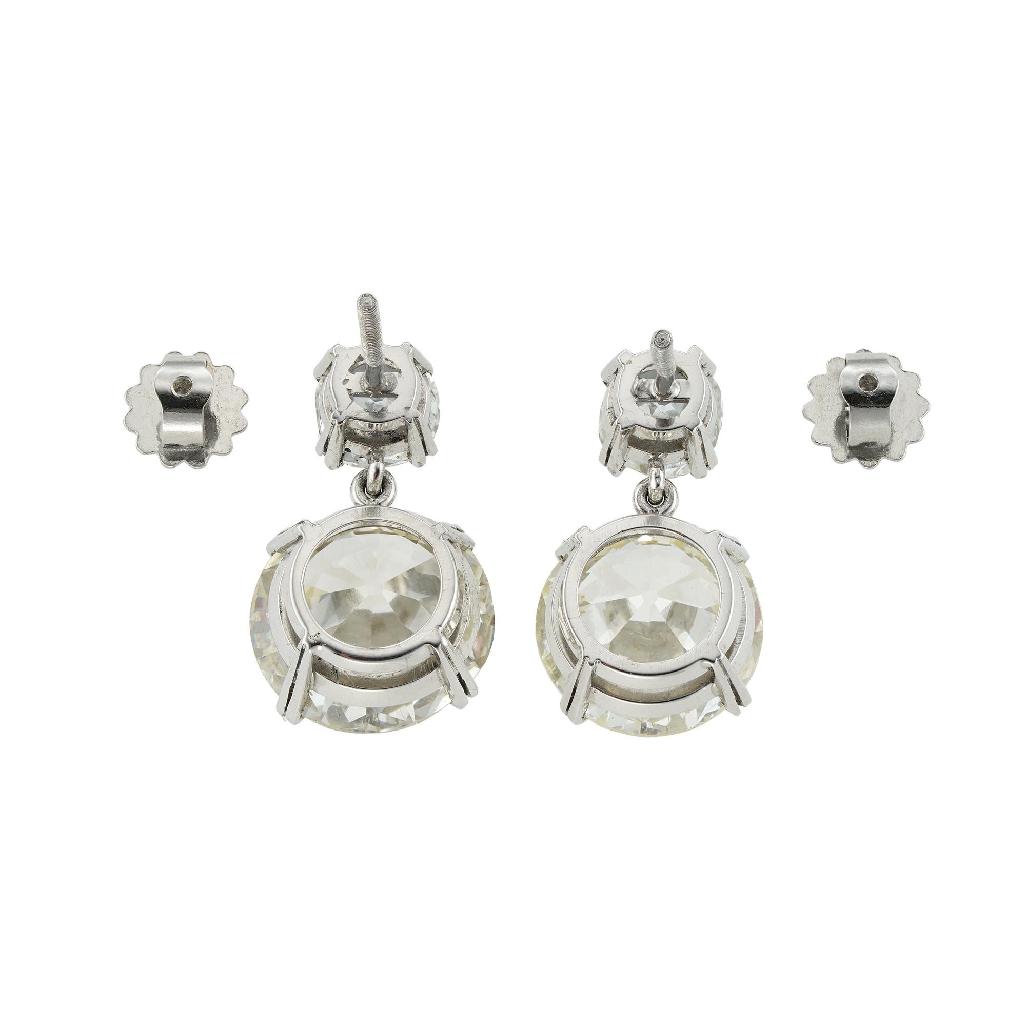 Taille brillant Importante paire de boucles d'oreilles pendantes en diamant en vente