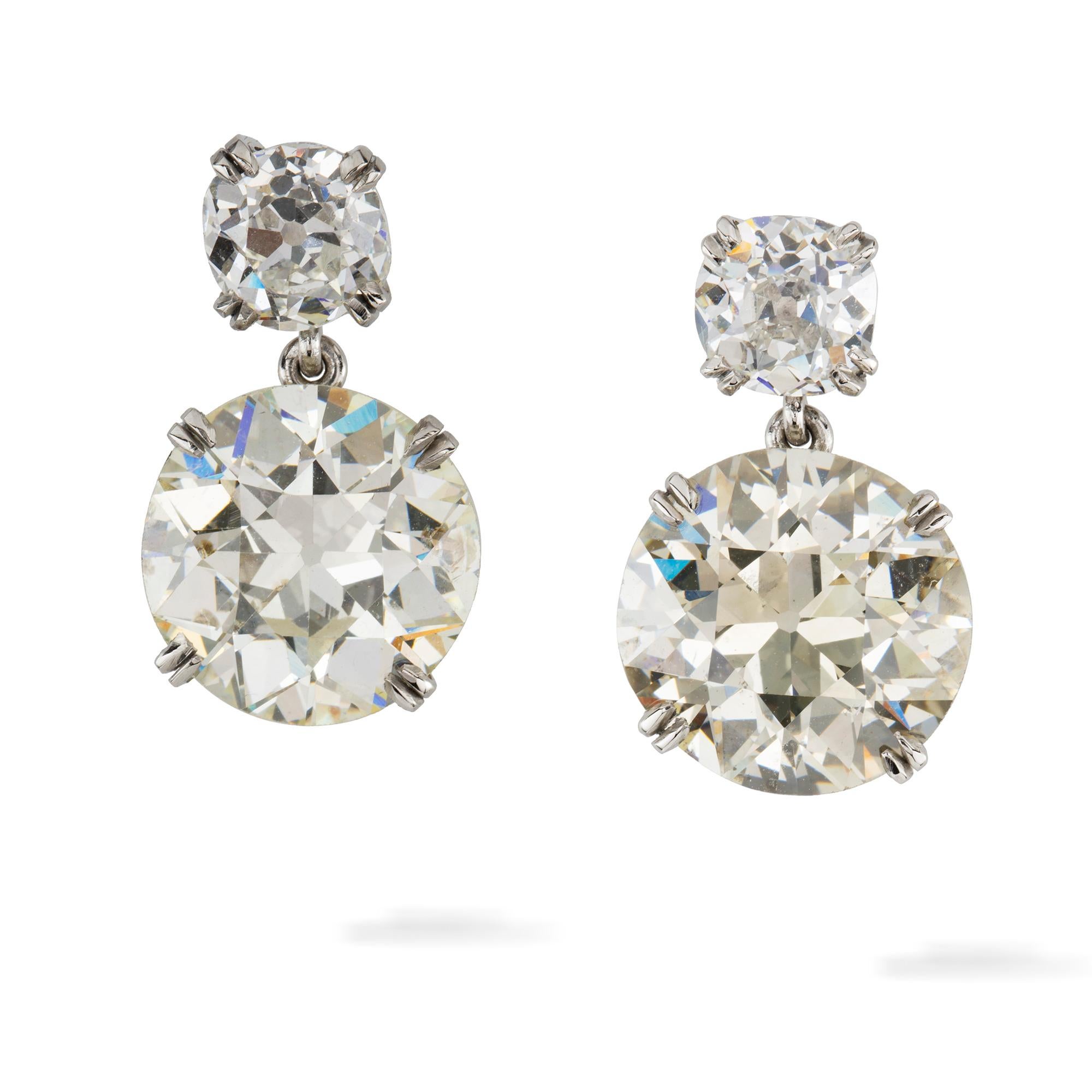 Importante paire de boucles d'oreilles pendantes en diamant Excellent état - En vente à London, GB