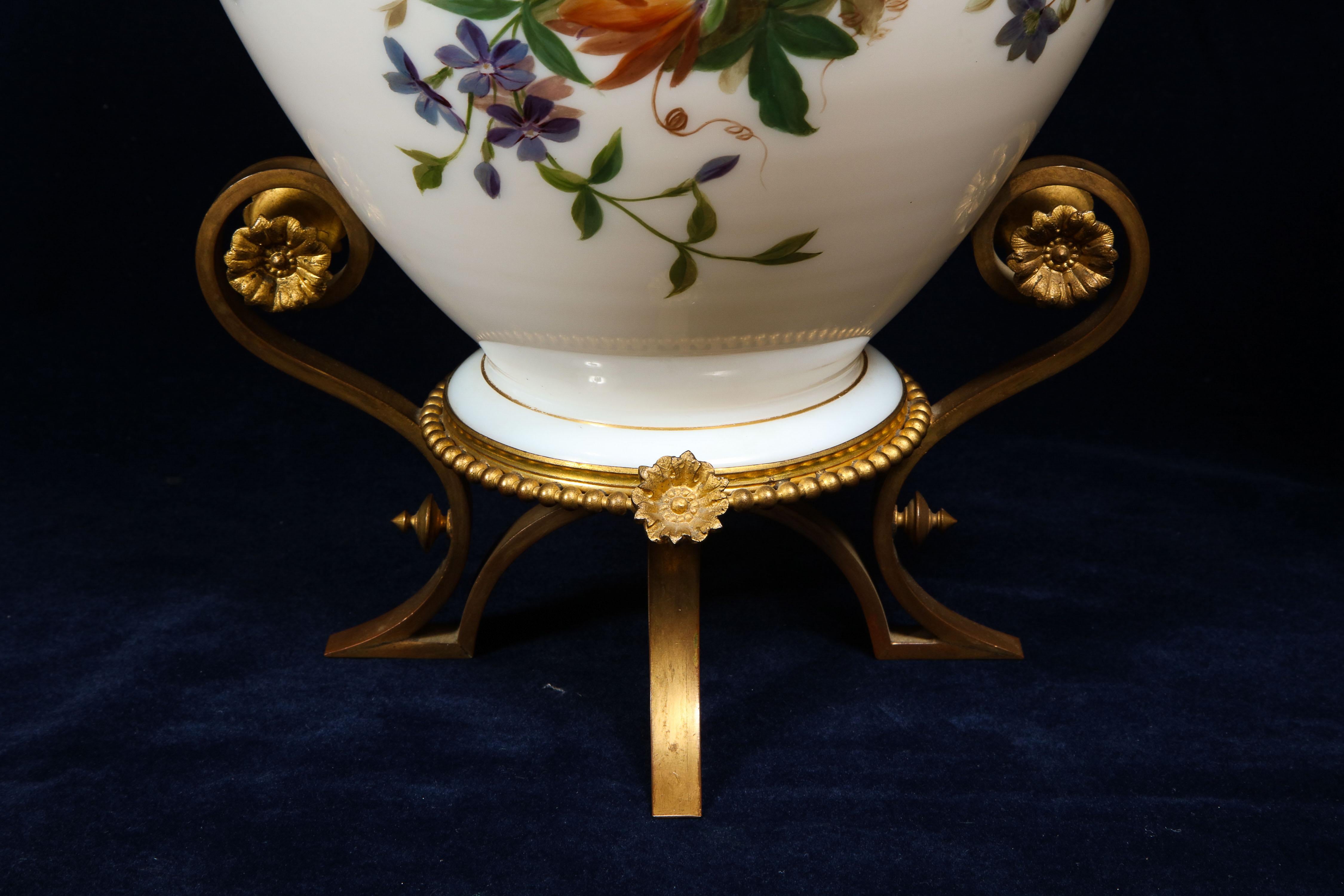 Importante paire de vases en opaline blanche peints à la main et émaillés, signés par Baccarat en vente 2