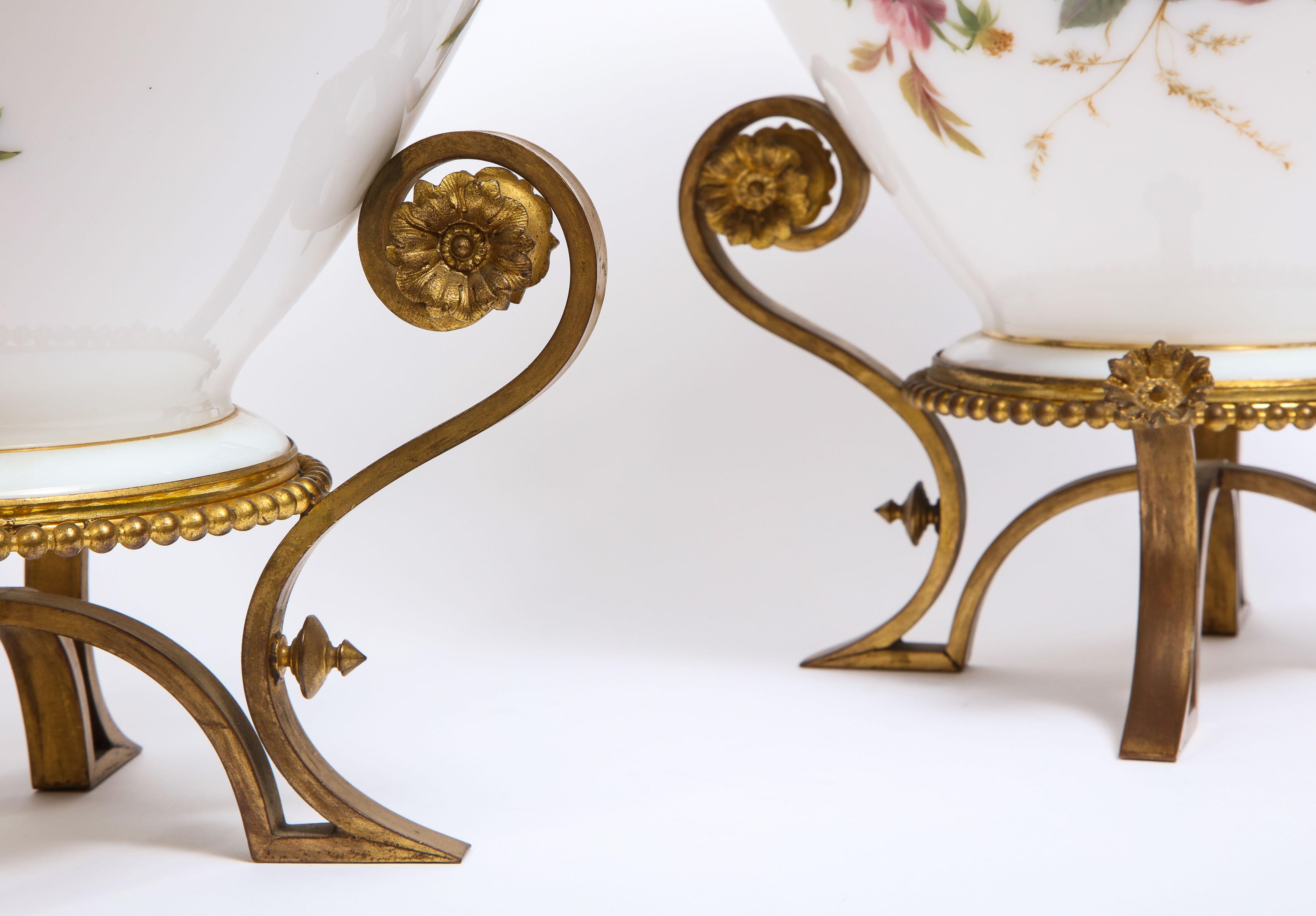 Importante paire de vases en opaline blanche peints à la main et émaillés, signés par Baccarat en vente 3