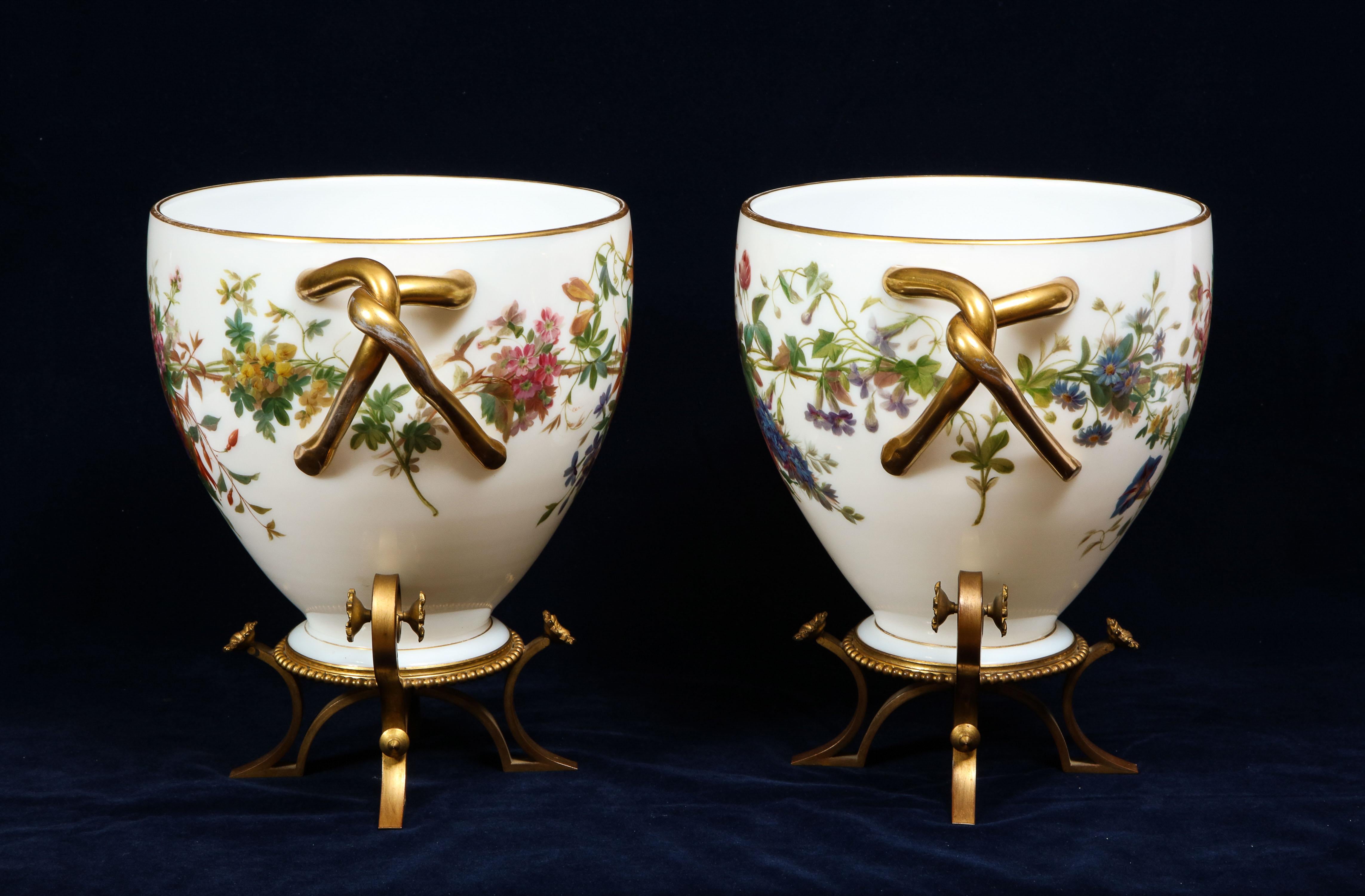 Peint à la main Importante paire de vases en opaline blanche peints à la main et émaillés, signés par Baccarat en vente