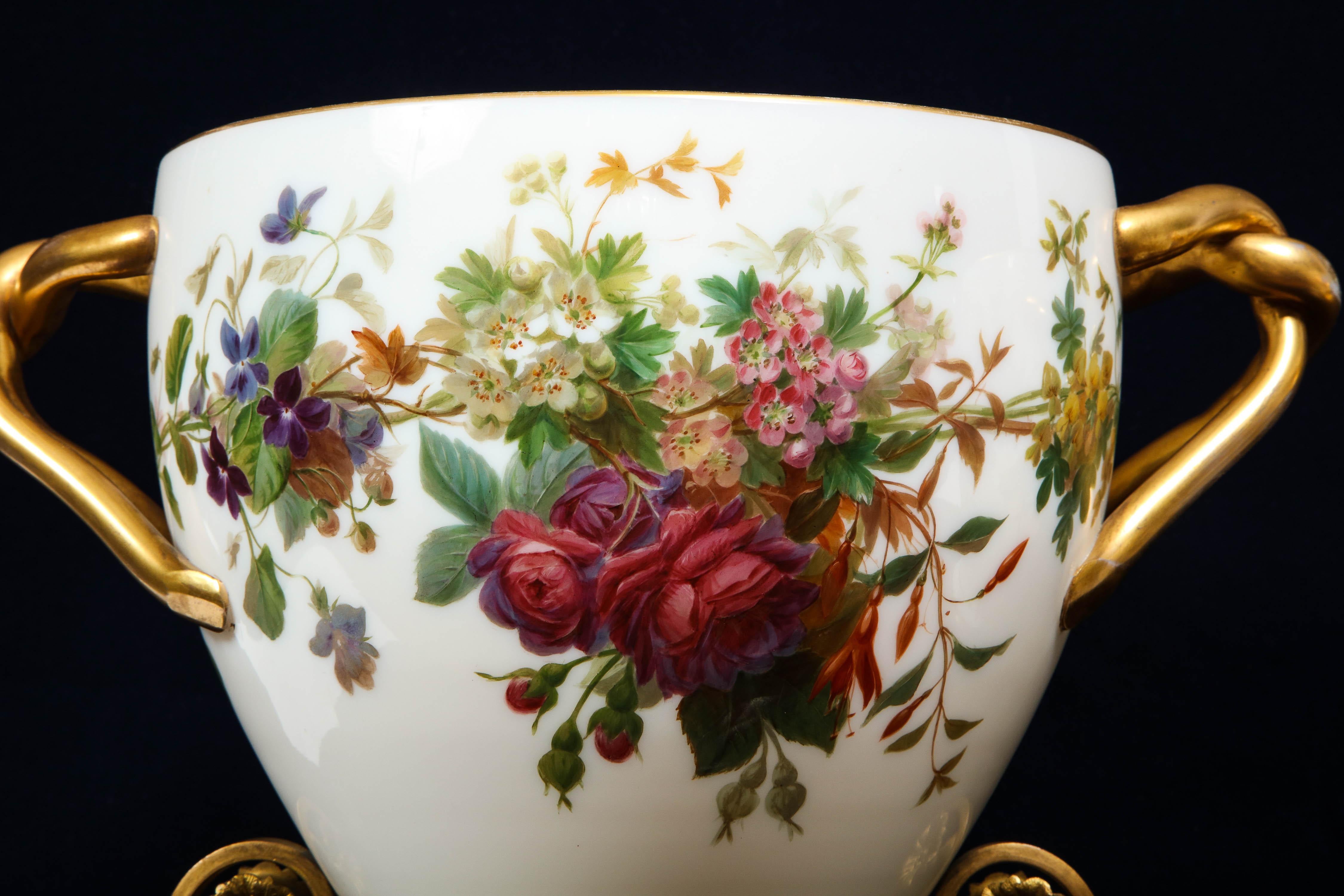 Importante paire de vases en opaline blanche peints à la main et émaillés, signés par Baccarat Bon état - En vente à New York, NY