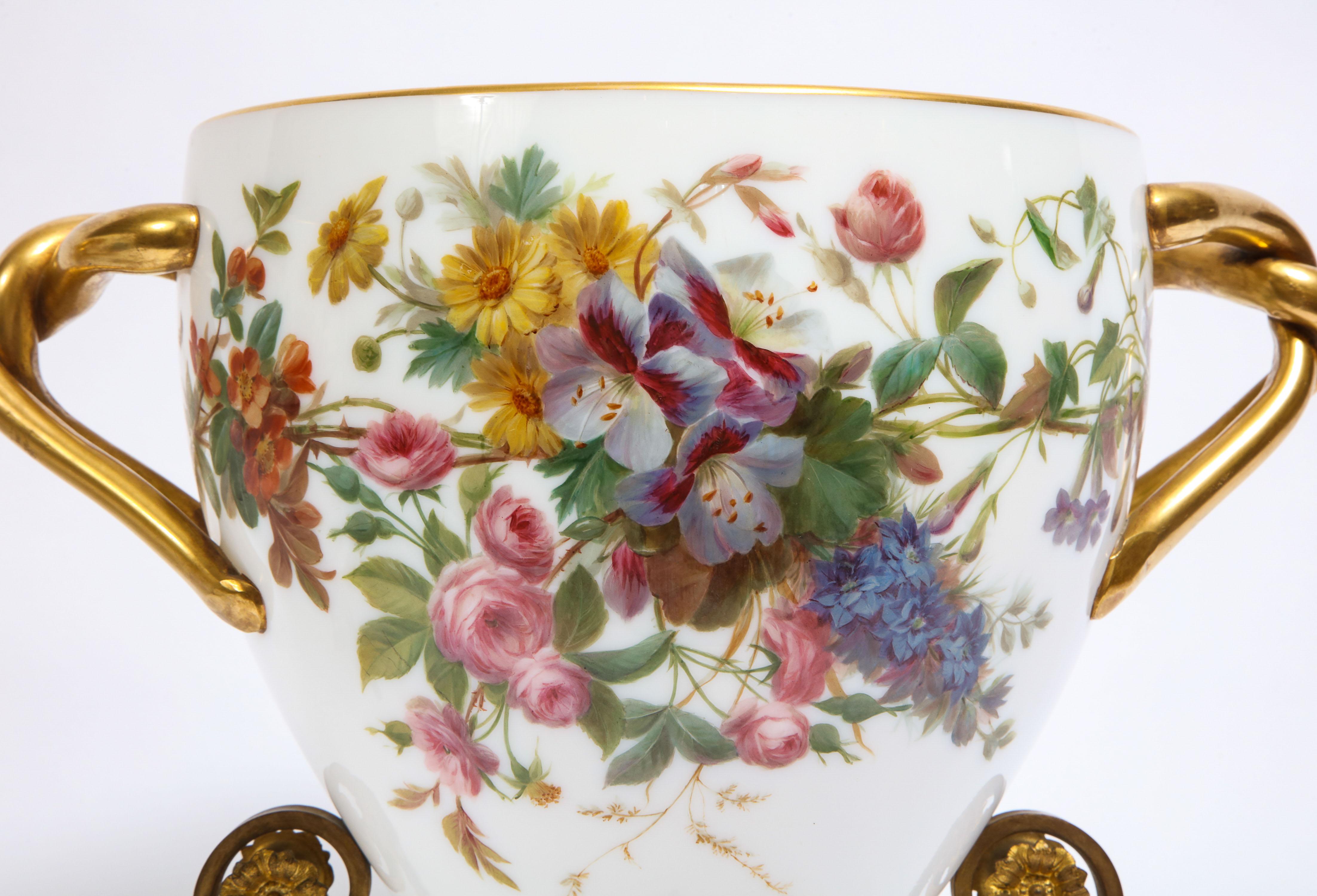 Milieu du XIXe siècle Importante paire de vases en opaline blanche peints à la main et émaillés, signés par Baccarat en vente