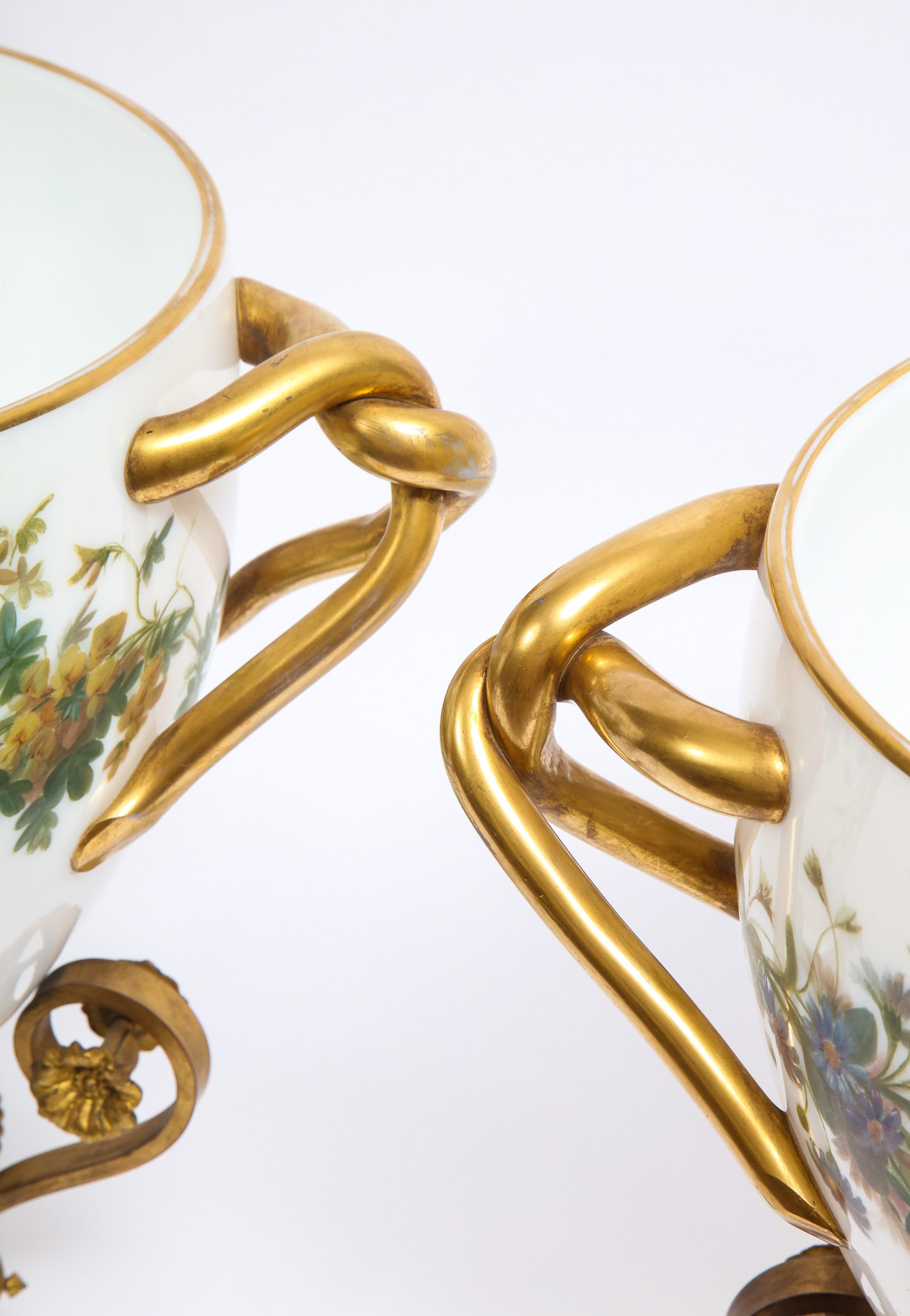 Importante paire de vases en opaline blanche peints à la main et émaillés, signés par Baccarat en vente 1