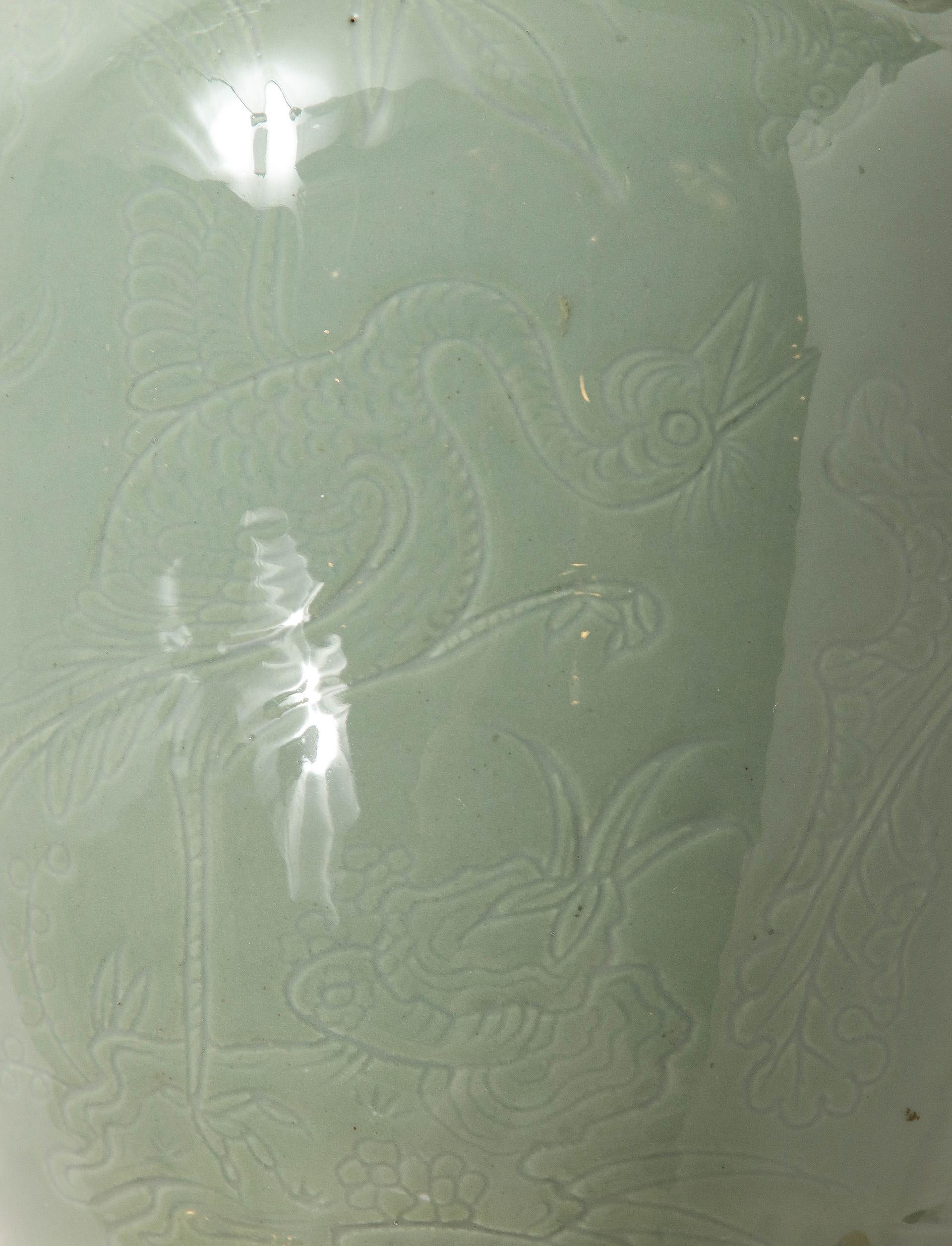 Ein bedeutendes Paar französischer Ormolu-gefasster chinesischer Celadon-glasierter Urnen. Jede Porzellanurne hat eine schöne geprägte Dekoration mit Schmetterlingen und Pflanzen. Das ganze Set mit schönen und fein detaillierten