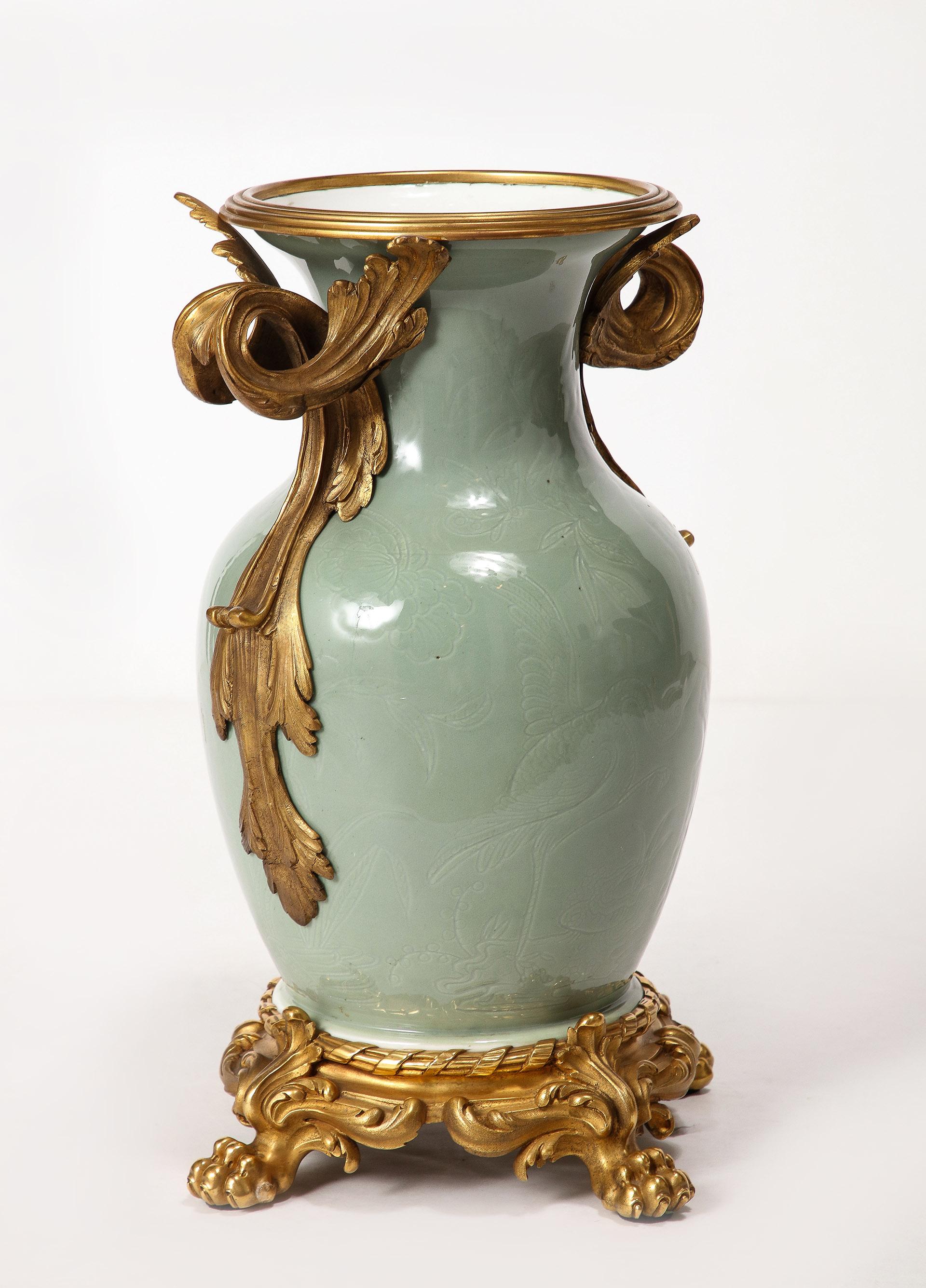 Ein bedeutendes Paar französischer Urnen mit Ormolu-Montierung und chinesischer Celadon-Glasur (Louis XV.) im Angebot